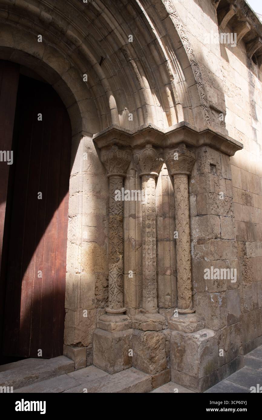 La porte sud de l'église São Tiago à Coimbra, XIIe siècle Banque D'Images