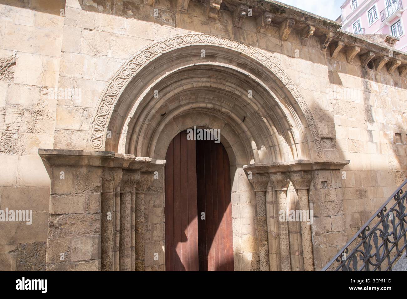 La porte sud de l'église São Tiago à Coimbra, XIIe siècle Banque D'Images