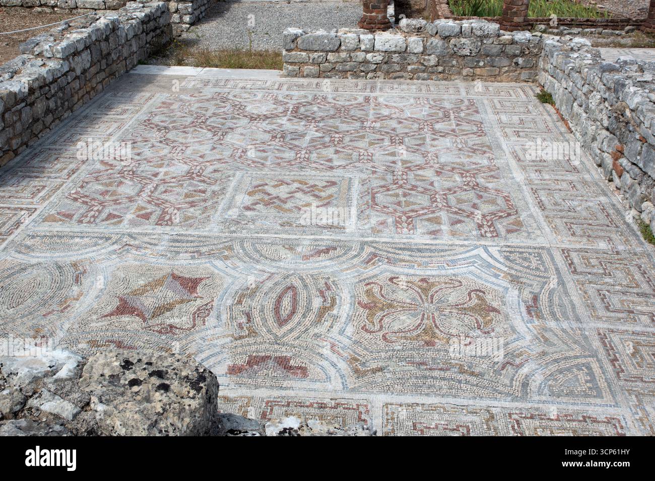 Sol complexe en mosaïque à motifs dans les ruines romaines de Conímbriga Banque D'Images Sol complexe en mosaïque à motifs dans les ruines romaines de Conímbriga Banque D'Images