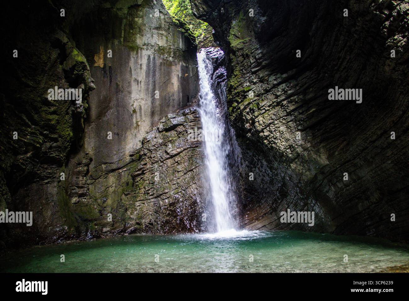 Kozjak Cascade près de Kobarid, Slovénie, cachée dans une grotte rocheuse avec piscine vert émeraude, monument naturel et destination de voyage populaire dans Triglav NP Banque D'Images