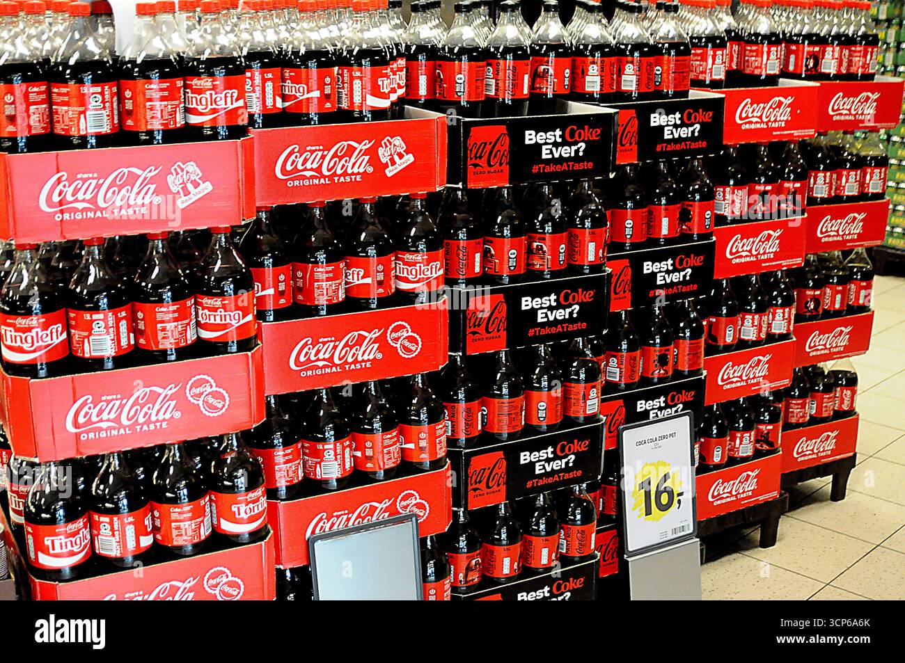 Copenhague/ Danemark/24 septembre 2025/.Coco cola bouteille de goût original. (Photo.Francis Joseph Dean/Dean Pictures) (pas pour usage commercial) Banque D'Images Copenhague/ Danemark/24 septembre 2025/.Coco cola bouteille de goût original. (Photo.Francis Joseph Dean/Dean Pictures) (pas pour usage commercial) Banque D'Images