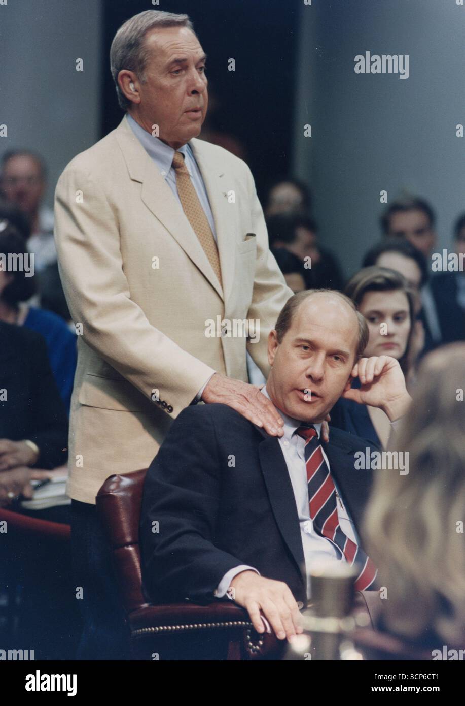 Le sénateur d'État JOHN WHITMIRE (d-Houston) assis, attire l'attention du lieutenant Gov. BOB BULLOCK, debout, lors de la 73e session de la législature du Texas, capturé au cours de l'hiver et du printemps 1993 pour Texas Monthly Magazine. Au cours de la session de 1993, le Sénat s'est réuni dans des quartiers alternés tandis que la salle du Sénat au Capitole faisait l'objet de rénovations. ©Bob Daemmrich Banque D'Images