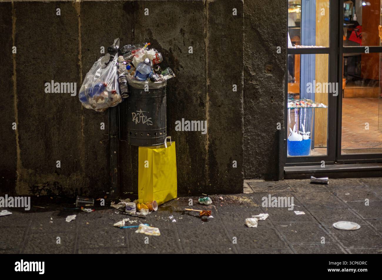 poubelle débordante dans une grande ville. Écologie et protection de l'environnement Banque D'Images