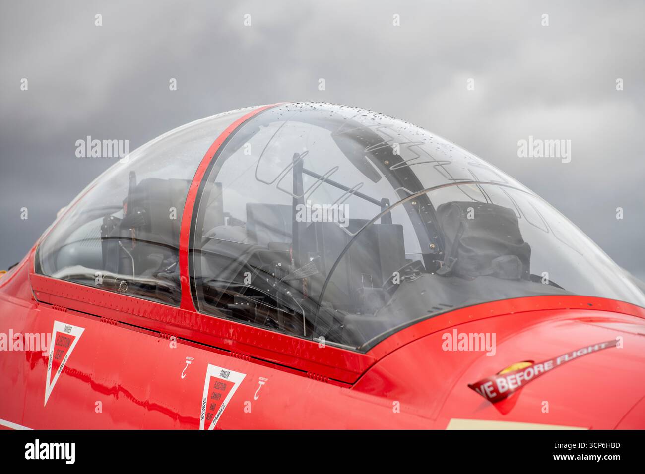 Canopée de cockpit des systèmes BAE Hawk T1 chasseur ou avion à réaction rapide utilisé par l'équipe de voltige de la Royal Air Force les Red Arrows pour leurs formations. Banque D'Images
