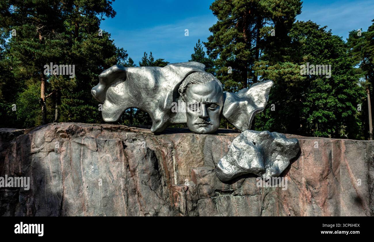 Le Monument Sibelius à Helsinki, Finlande, en l'honneur du compositeur Jean Sibelius, avec un visage sculpté et des formes abstraites dans le parc Sibelius. Banque D'Images