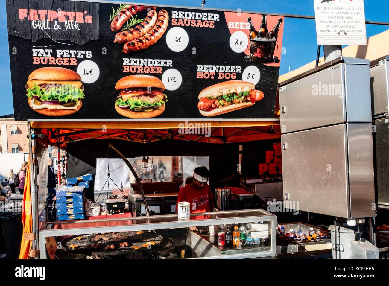 Stand de restauration sur la place du marché du port d'Helsinki, Finlande, vendant des hamburgers de renne, des hot-dogs et des saucisses, un endroit populaire de nourriture de rue pour les visiteurs. Banque D'Images