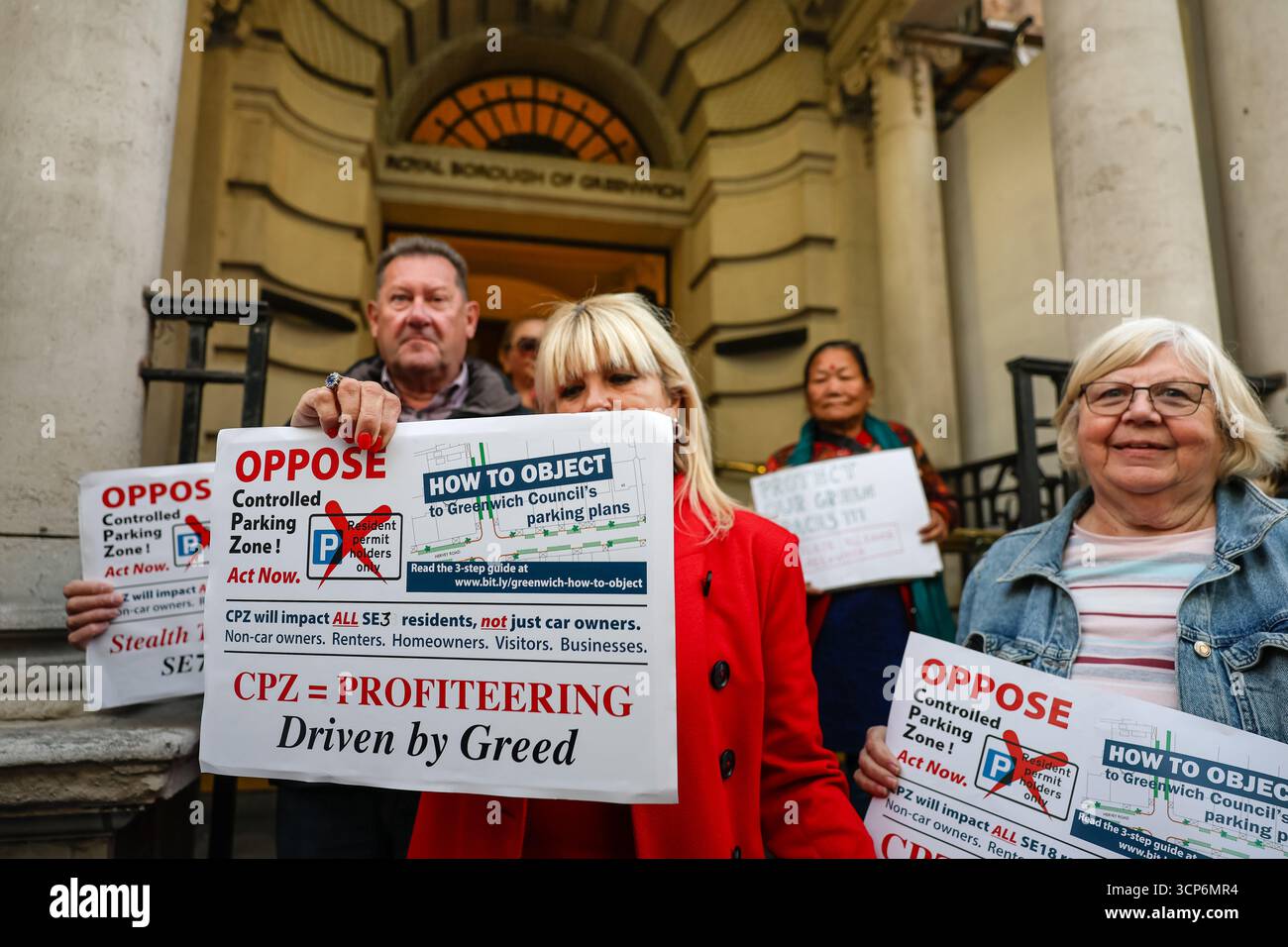 LONDRES, Royaume-Uni - 24 septembre 2025 : des résidents manifestent devant le conseil municipal de Greenwich à Woolwich contre l'introduction d'une zone de stationnement contrôlée (CPZ) dans le cadre du programme Sustainable Streets. Les militants soutiennent que les mesures, destinées à réduire l’utilisation de la voiture et à améliorer l’environnement local, nuiront plutôt aux résidents et aux entreprises locales. Une pétition s'opposant à ce projet a recueilli plus de 1 700 signatures. Banque D'Images