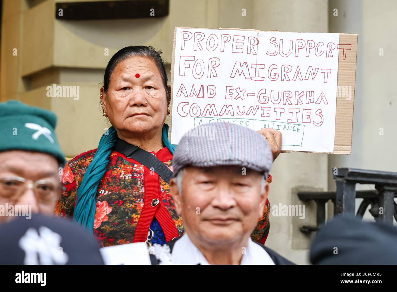 LONDRES, Royaume-Uni - 24 septembre 2025 : des militants protestent devant le conseil municipal de Greenwich pour demander aux conseillers municipaux de mettre fin aux plans de réduction de 2,2 millions de livres sterling en fermant cinq terrains de jeux d'aventure à Plumstead, Coldharbour, Glyndon, Woolwich et Meridian. Les organisateurs ont déclaré que les aires de jeux sont des bouées de sauvetage pour les enfants et les familles pendant la crise du coût de la vie, fournissant des espaces sûrs, un soutien communautaire et une protection contre la criminalité juvénile. Banque D'Images