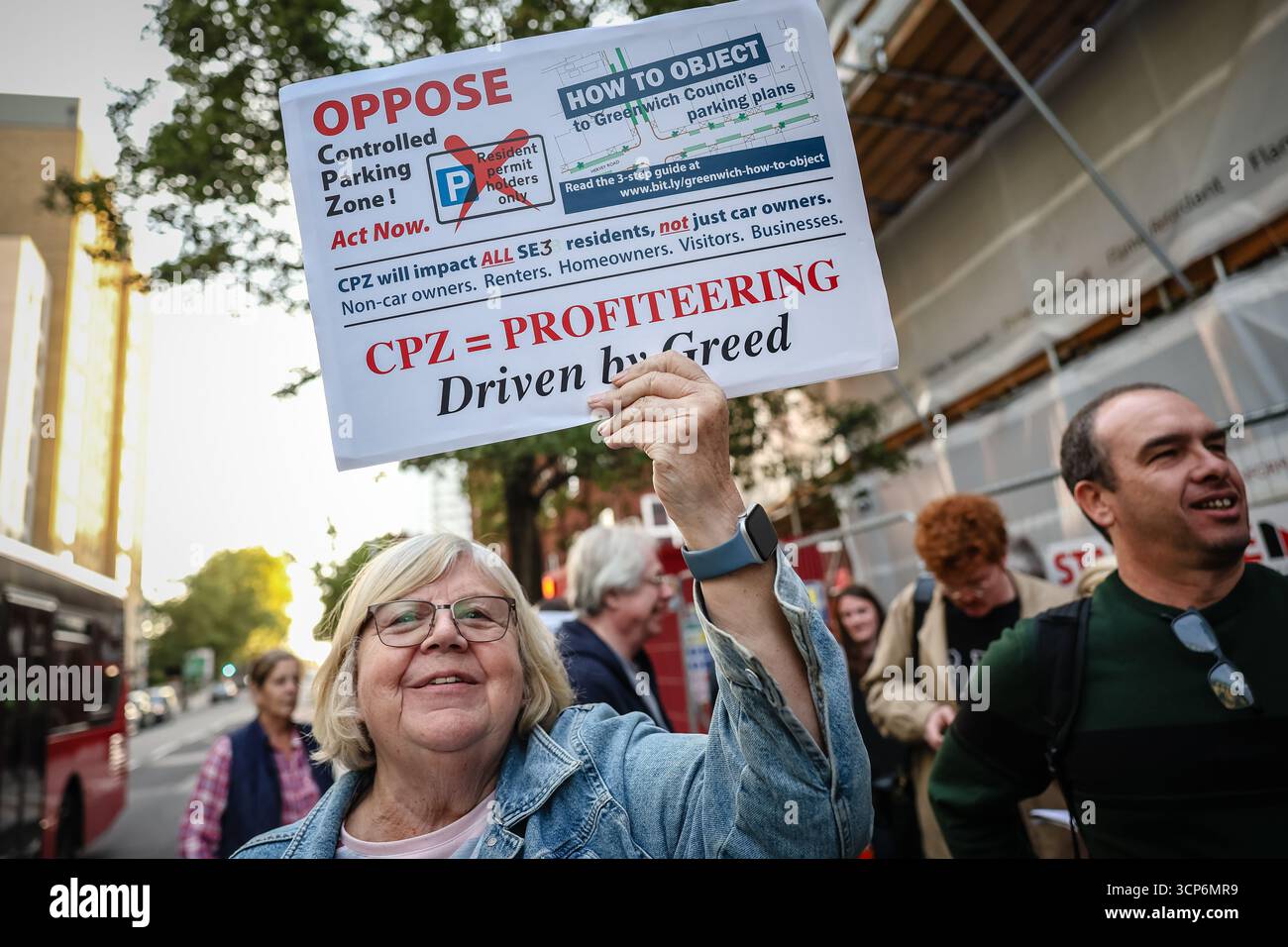 LONDRES, Royaume-Uni - 24 septembre 2025 : des résidents manifestent devant le conseil municipal de Greenwich à Woolwich contre l'introduction d'une zone de stationnement contrôlée (CPZ) dans le cadre du programme Sustainable Streets. Les militants soutiennent que les mesures, destinées à réduire l’utilisation de la voiture et à améliorer l’environnement local, nuiront plutôt aux résidents et aux entreprises locales. Une pétition s'opposant à ce projet a recueilli plus de 1 700 signatures. Banque D'Images