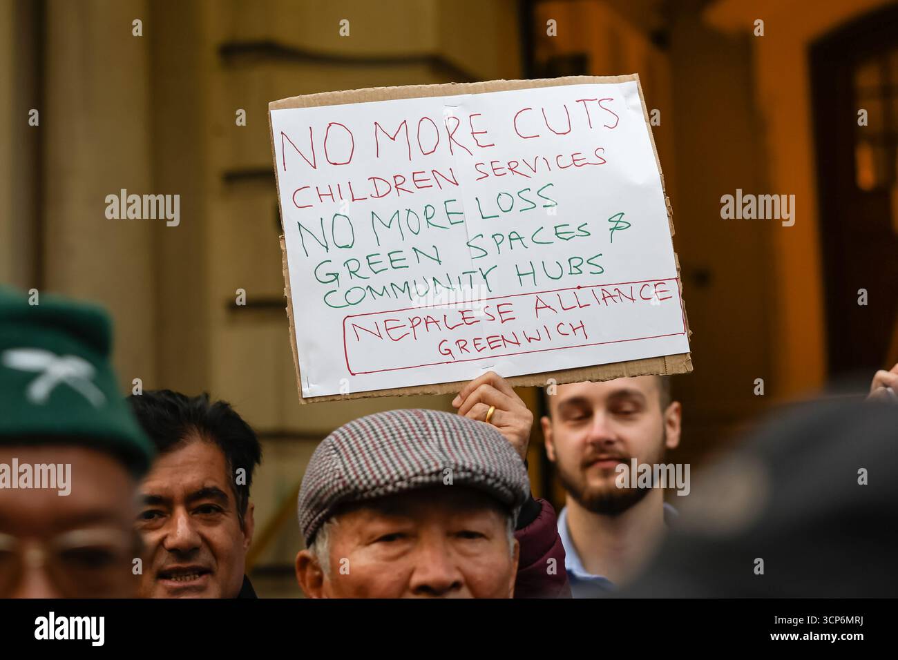 LONDRES, Royaume-Uni - 24 septembre 2025 : des militants protestent devant le conseil municipal de Greenwich pour demander aux conseillers municipaux de mettre fin aux plans de réduction de 2,2 millions de livres sterling en fermant cinq terrains de jeux d'aventure à Plumstead, Coldharbour, Glyndon, Woolwich et Meridian. Les organisateurs ont déclaré que les aires de jeux sont des bouées de sauvetage pour les enfants et les familles pendant la crise du coût de la vie, fournissant des espaces sûrs, un soutien communautaire et une protection contre la criminalité juvénile. Banque D'Images