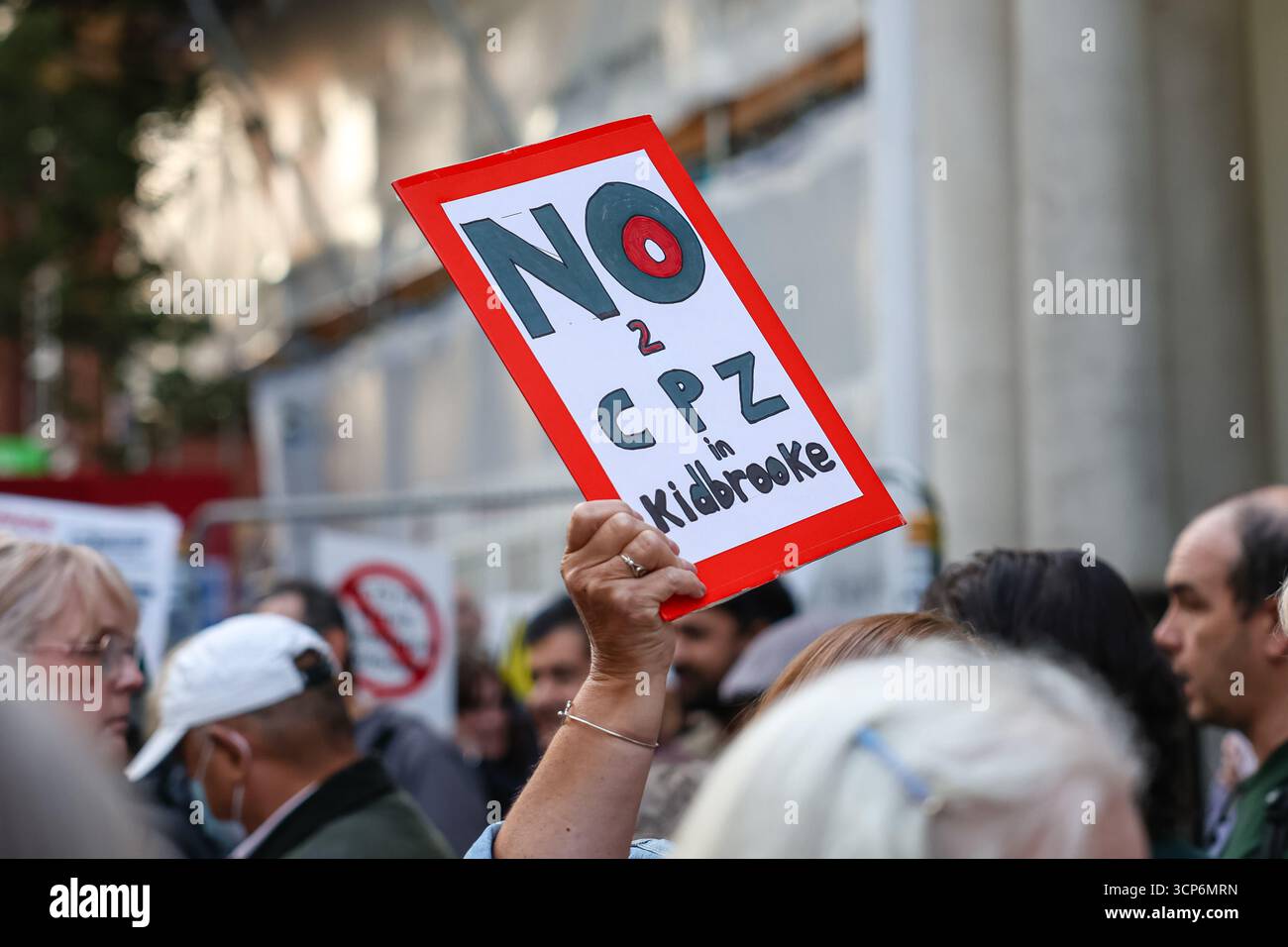 LONDRES, Royaume-Uni - 24 septembre 2025 : des résidents manifestent devant le conseil municipal de Greenwich à Woolwich contre l'introduction d'une zone de stationnement contrôlée (CPZ) dans le cadre du programme Sustainable Streets. Les militants soutiennent que les mesures, destinées à réduire l’utilisation de la voiture et à améliorer l’environnement local, nuiront plutôt aux résidents et aux entreprises locales. Une pétition s'opposant à ce projet a recueilli plus de 1 700 signatures. Banque D'Images