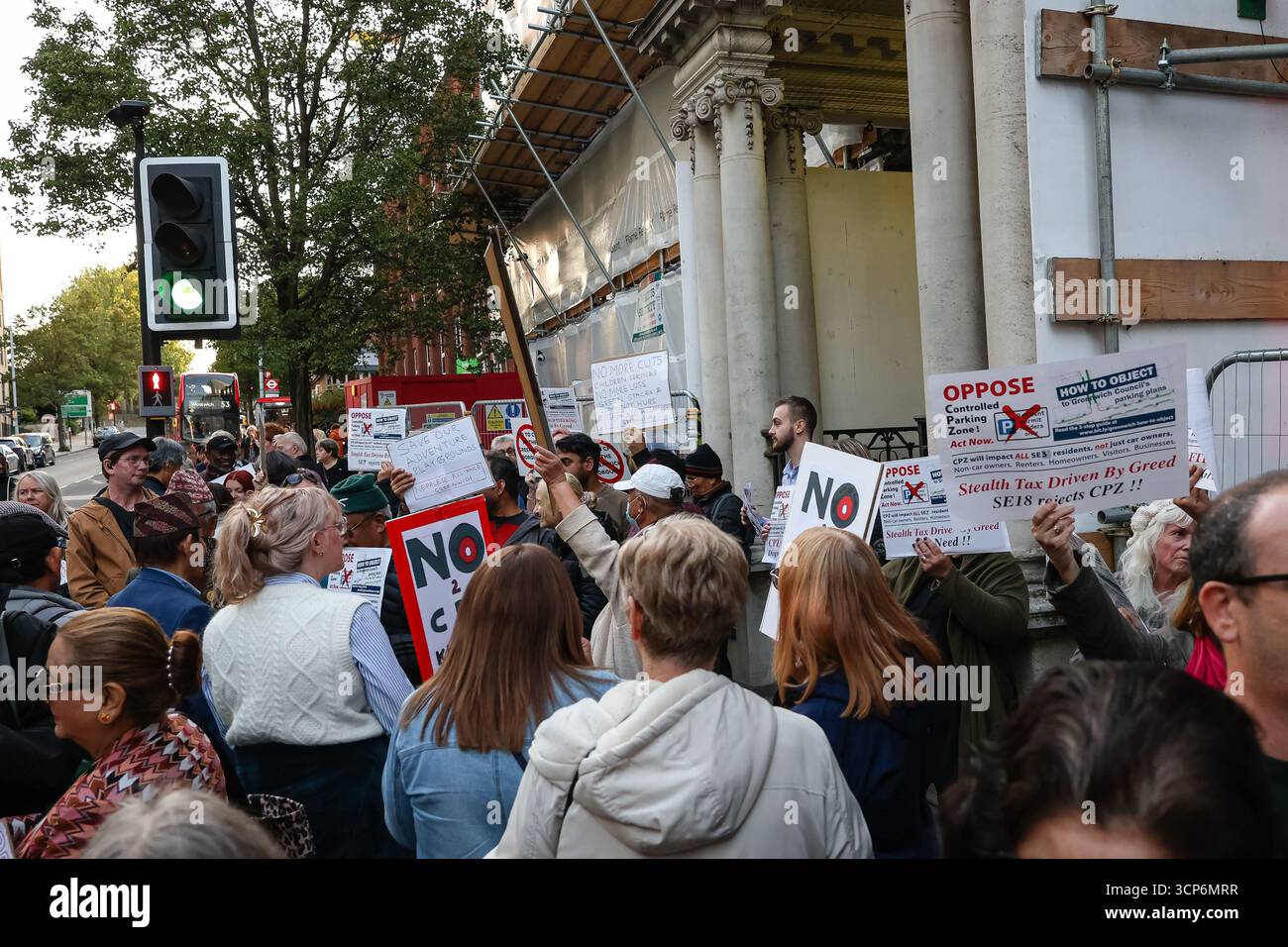 LONDRES, Royaume-Uni - 24 septembre 2025 : confusion devant le conseil municipal de Greenwich alors que trois manifestations distinctes ont eu lieu en même temps - des militants appelant au désinvestissement des fonds de pension d'Israël, des résidents s'opposant à des coupes dans les terrains de jeux d'aventure et des résidents s'opposant à un système de zones de stationnement contrôlées. Les manifestants se sont mélangés entre eux, certains tenant les mauvaises pancartes et enseignes, car les différentes causes se chevauchaient devant la mairie. Banque D'Images