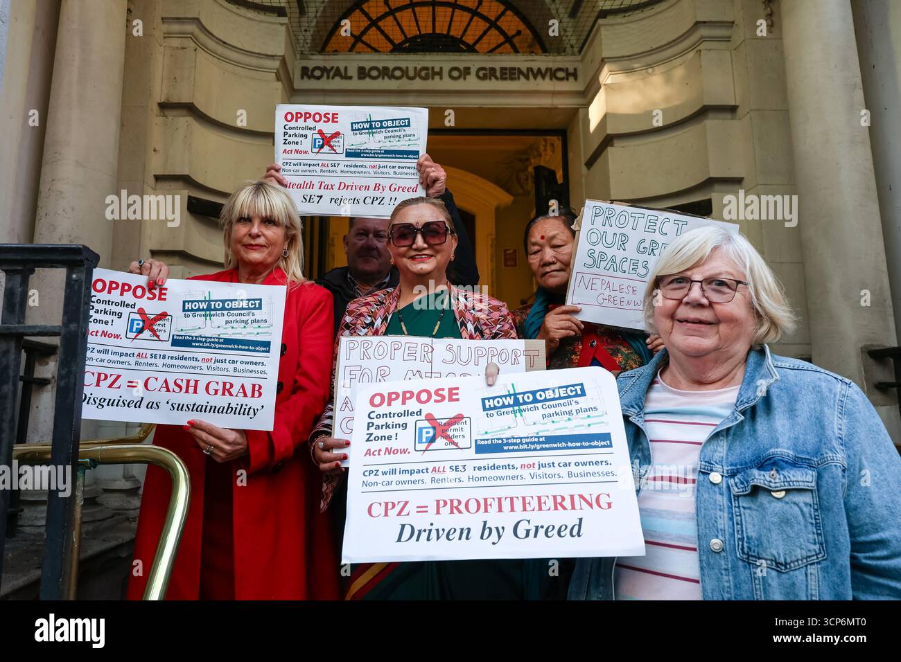 LONDRES, Royaume-Uni - 24 septembre 2025 : des résidents manifestent devant le conseil municipal de Greenwich à Woolwich contre l'introduction d'une zone de stationnement contrôlée (CPZ) dans le cadre du programme Sustainable Streets. Les militants soutiennent que les mesures, destinées à réduire l’utilisation de la voiture et à améliorer l’environnement local, nuiront plutôt aux résidents et aux entreprises locales. Une pétition s'opposant à ce projet a recueilli plus de 1 700 signatures. Banque D'Images