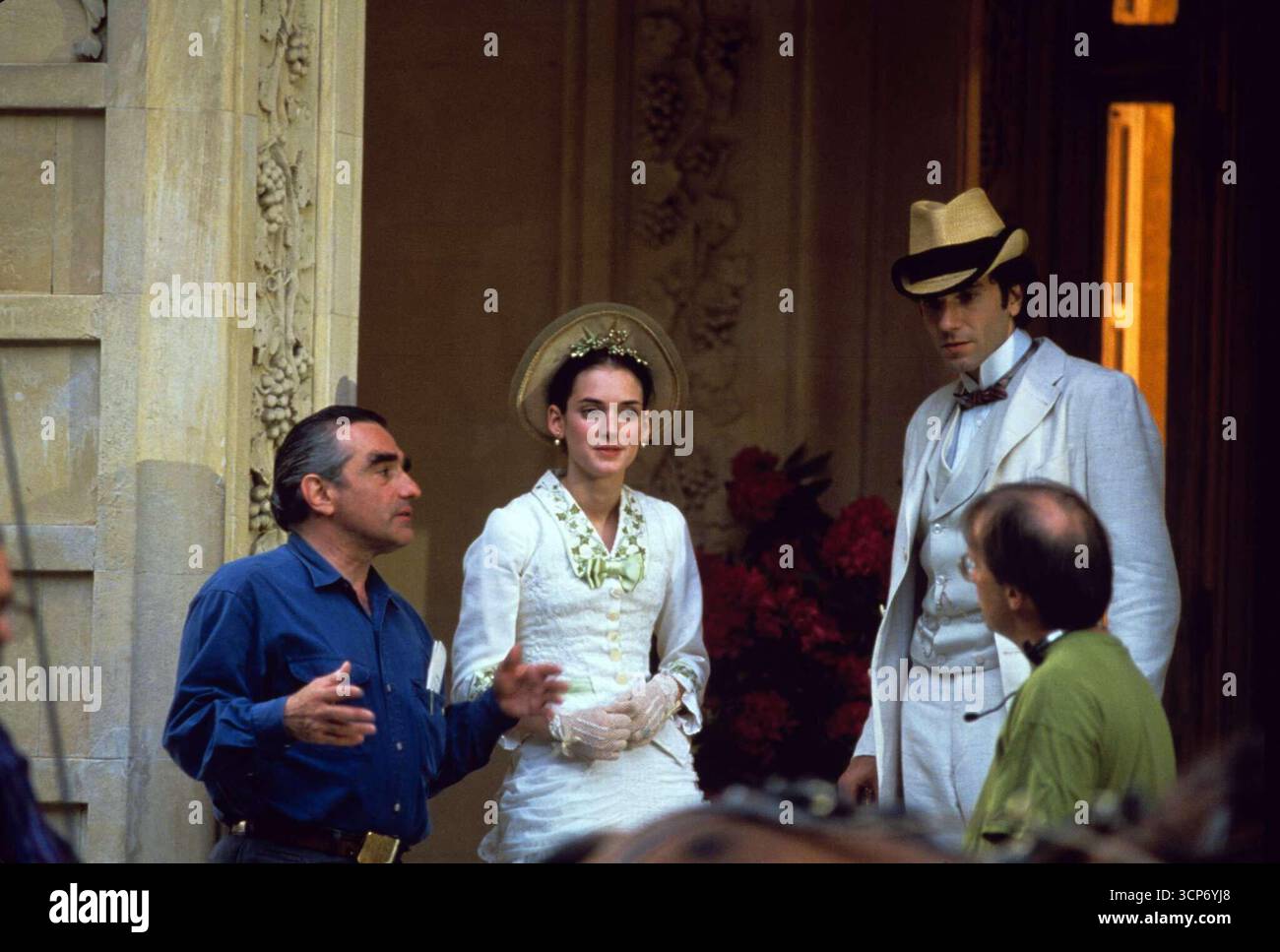 DANIEL DAY-LEWIS, WINONA RYDER ET MARTIN SCORSESE DANS THE AGE OF INNOCENCE (1993), RÉALISÉ PAR MARTIN SCORSESE. Crédit : COLUMBIA PICTURES / album Banque D'Images