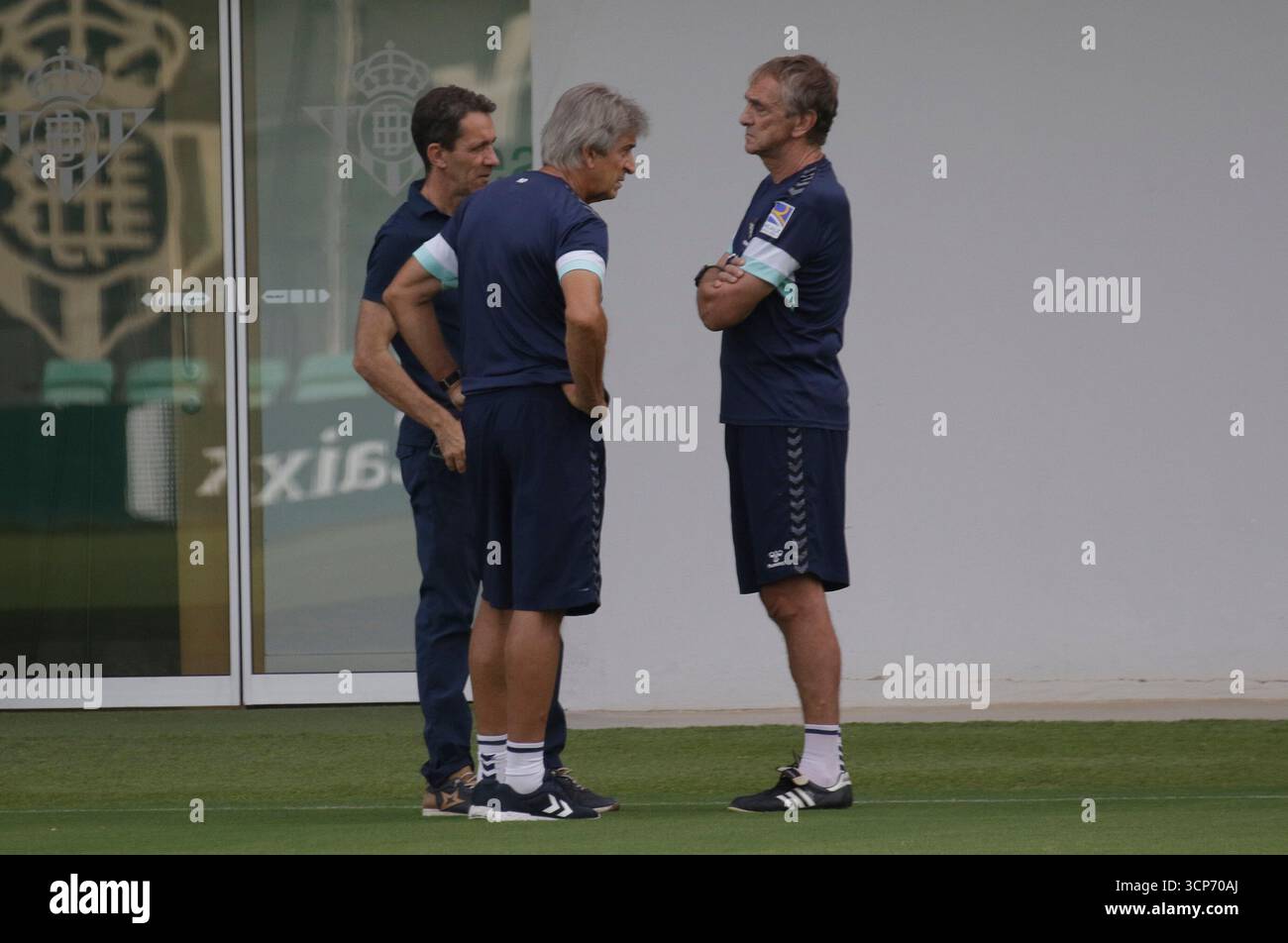 Séville, le 26 août 2023. Entraînement Real Betis à la Cité des sports. Manuel Pellegrini, avec Ramón planes et Rubén Cousillas. Photo : Juan Flores. ARCHSEV. Crédit : album / Archivo ABC / Juan Flores Banque D'Images