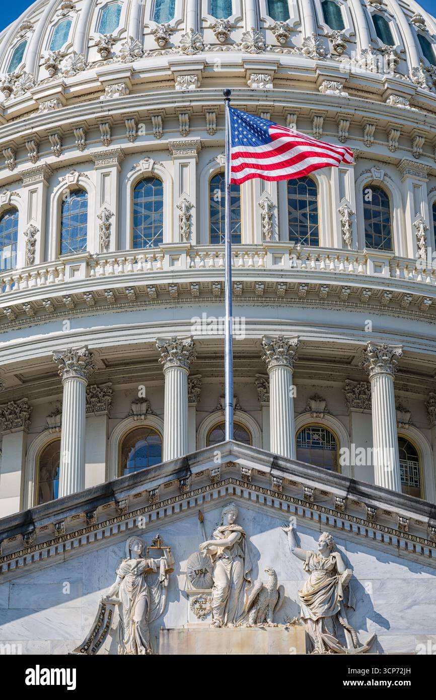 Sculpture du fronton du bâtiment du Capitole DES ÉTATS-UNIS Washington DC // WASHINGTON DC — la sculpture du fronton sur le front est du bâtiment du Capitole des États-Unis présente des figures allégoriques représentant la Justice, la liberté et la Nation. La sculpture, achevée en 1863, est en marbre et représente des figures telles que Liberty tenant un bâton et un bouclier, et des balances de la Justice. Le Capitole des États-Unis, situé à Washington D.C. est le lieu de réunion du Congrès des États-Unis et le siège de la branche législative du gouvernement fédéral. C'est un symbole éminent de la démocratie américaine et un important Banque D'Images