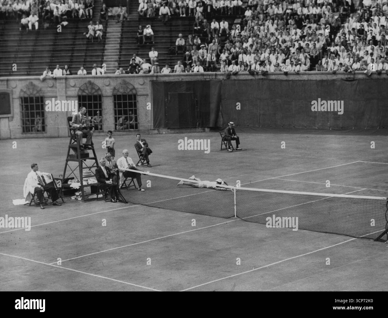 Sidwell arrive -- Billy Sidwell (gauche, Far court) tombe -- mais retourne le ballon, de toute façon -- pendant la deuxième manche de son match en simple dans la Coupe Davis, le 4 septembre, au club de tennis West Side, Forest Hills, New York. Frank Parker, son adversaire dans le match (non montré), est ensuite revenu pour gagner le point de l'australien. Parker a gagné en sets consécutifs, 6-4, 6-4, 6-4. 21 septembre 1948. (Photo d'Associated Press photo). Banque D'Images