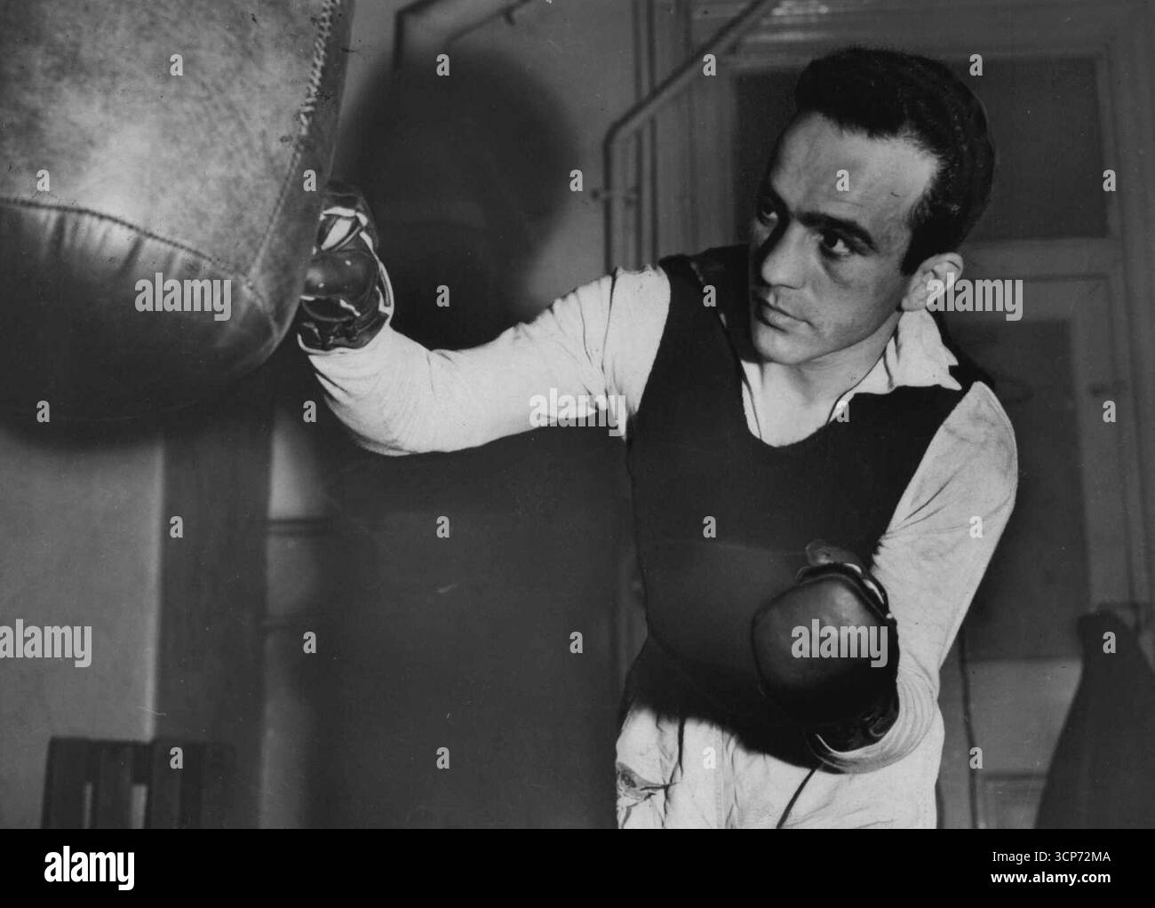 Robuste italien susceptible d'ombrager Bobby Sinn - la plus grande force et la robustesse de l'italien ***** Chanpion Mario D'Agata peut lui permettre de devancer l'australien Bobby Sinn dans leur combat de 12 rounds au Stadium Tonight.It promet d'être le combat le plus férocement - combattu dans la division 8,6 vu en Australie depuis des années. D'Agata et Sinn, champion australien de bantam, bien que petit dans le physique sont grands dans l'esprit de combat.les deux ***** forward' style - toujours désireux de frapper l'opposition à la destruction. 10 janvier 1955. Banque D'Images