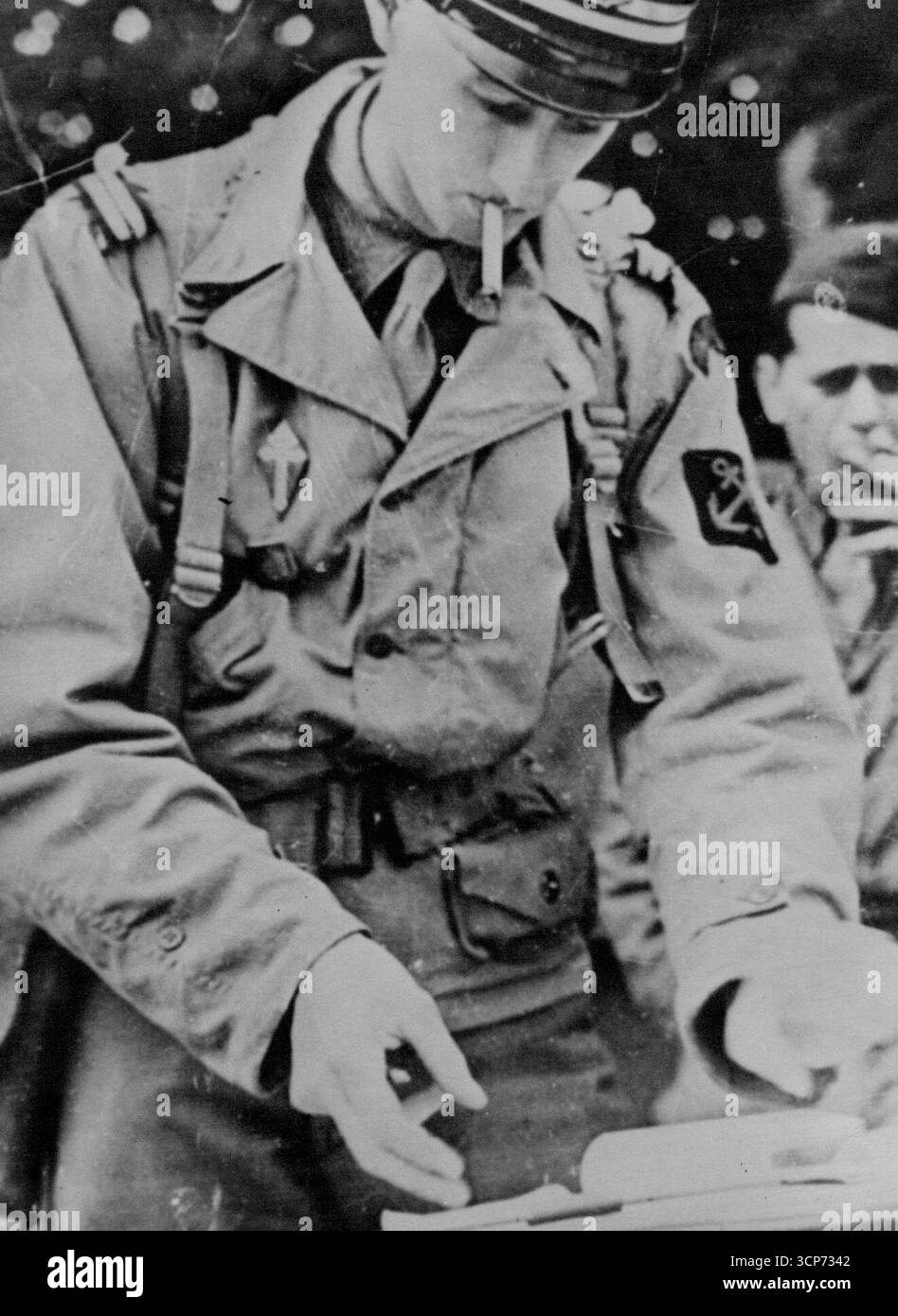 Comme Père comme fils nos spectacles photographiés Lt. Philippe de Gaulle, fils du célèbre général Charles de Gaulle, président du gouvernement provisoire de la République française. Lt. de Gaulle est officier de la deuxième division de l'Armée française libre. 01 janvier 1945. Banque D'Images