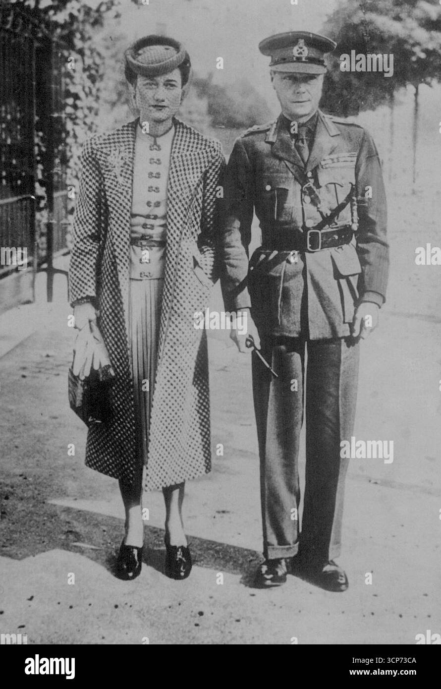 Le duc et la duchesse de Windsor où en France. Le duc et la duchesse de Windsor ont vu 'quelque part en France'. Le duc porte l'uniforme d'un général de division des Britanniques ***** Avec quelle banque. Il ***** Sur l'état-major général en France. La duchesse doit former un hôpital à sa Villa du Sud de la France. 20 octobre 1939. (Photo de la Division du contrôle de l'information du ministère) Banque D'Images