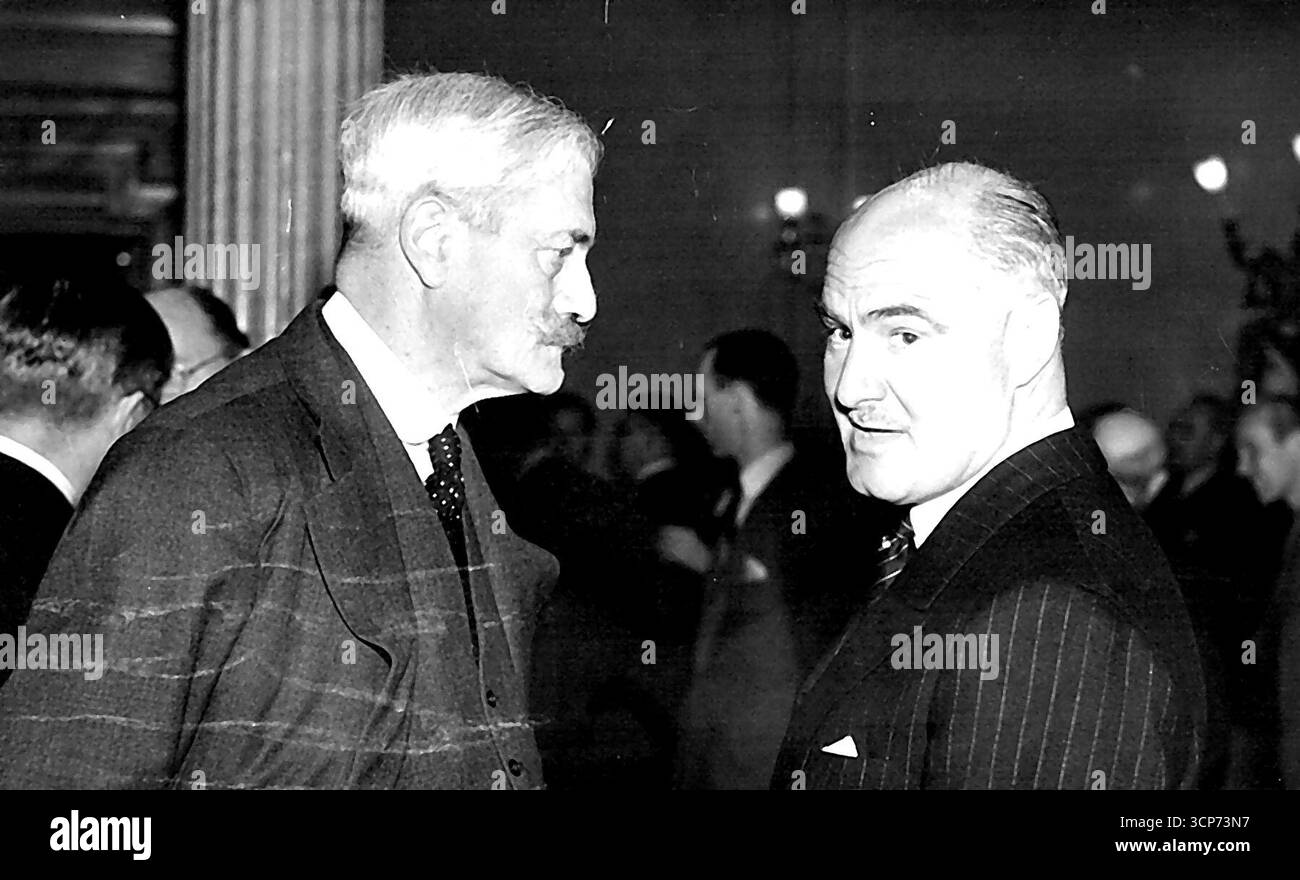 Déjeuner aux athlètes internationaux. Lord Looh (président) (à gauche) discutant avec le brigadier général A.C. Critchley. Un déjeuner pour rencontrer les athlètes britanniques et étrangers participant à la Réunion internationale d'athlétisme qui se tiendra à White City on Bank Holiday lundi, a eu lieu à l'hôtel Savoy cet après-midi. 08 septembre 1937. (Photo de LNA). Banque D'Images