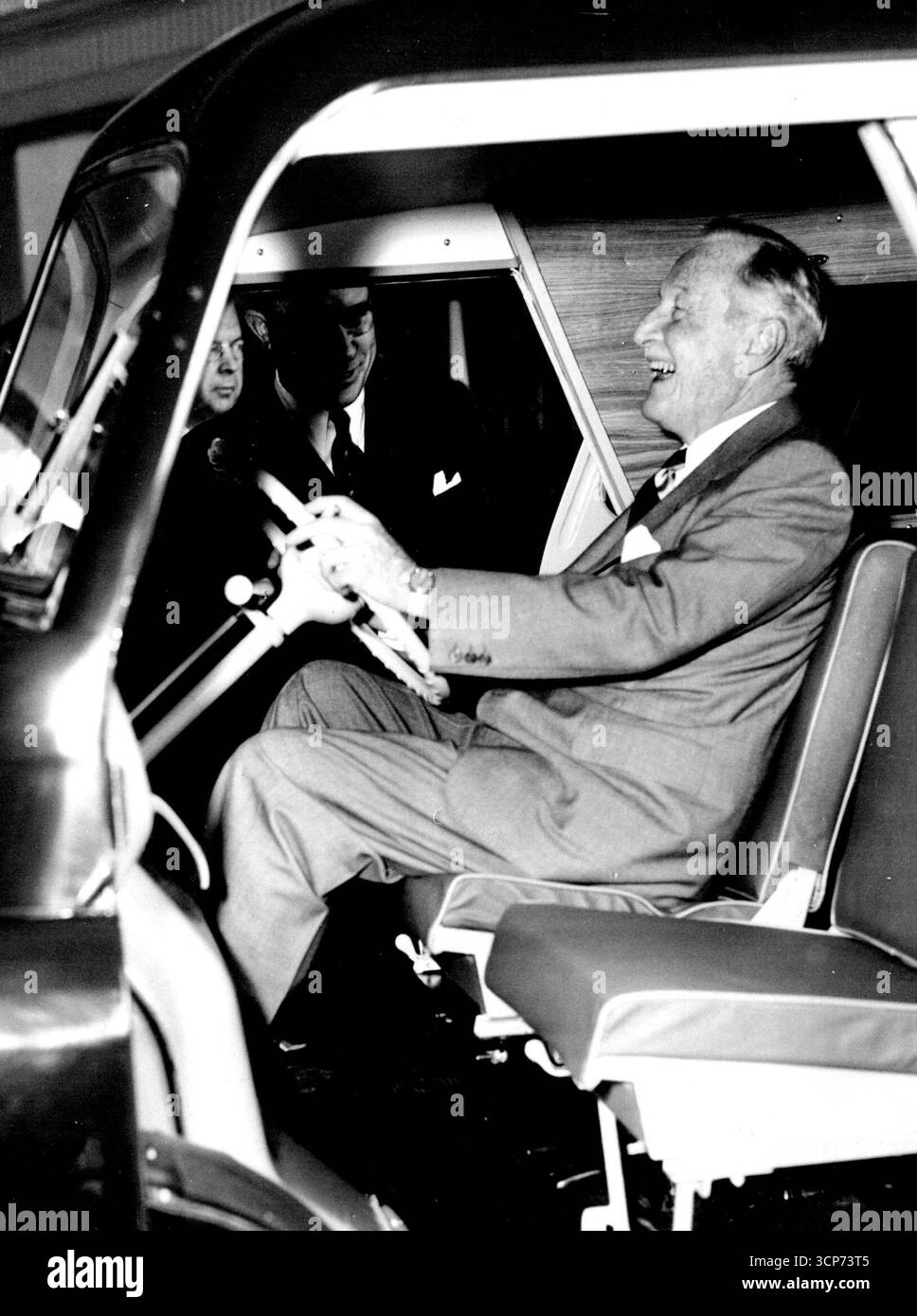 Président à la roue -- M. Harlow M. Curtice, le président de General Motor, a évidemment trouvé dans le plaisir d'essayer un nouveau cabriolet Bedford-Dormobile Mark V lors d'une visite chez Vauxhall Motors à Luton aujourd'hui. Le président de l'immense groupe automobile américain entame une tournée européenne avec une visite de trois jours en Grande-Bretagne. 21 septembre 1954. (Photo de United Press photo). Banque D'Images