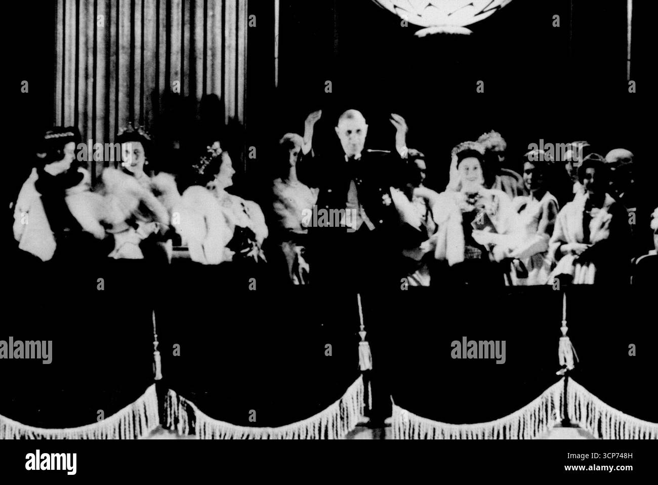 100 000 personnes acclament le président de GaulleLa reine avec le président de Gaulle reconnaissant les acclamations de la vaste foule. Sur la droite, on peut voir la princesse Margaret et derrière son Mr.Anthony Armstrong Jones.des foules estimées à 10o,000 ont rempli le Mall et la zone en face du palais de Buckingham, pour acclamer le président de Gaulle à la fin de sa première journée à Londres.le président de Gaulle avec Mme de Gaulle, H.M.la Reine et d'autres membres de la famille royale sont apparus sur le balcon et ont regardé le grand spectacle de feux d'artifice donné dans St.Jame's Park en l'honneur de la visite du président. 04 juin 1960. Banque D'Images