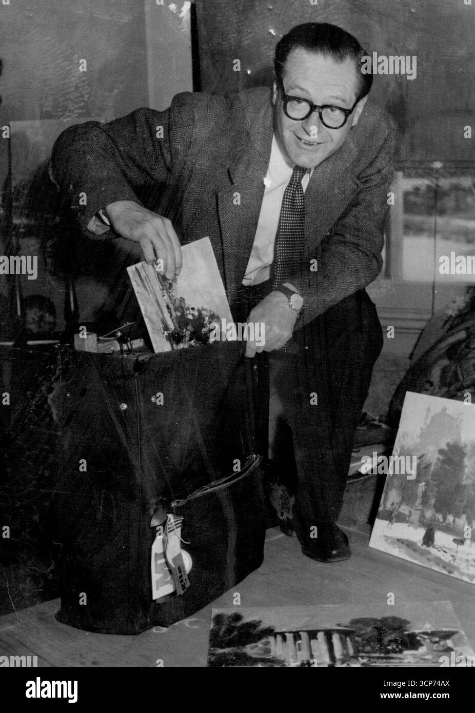 Leçon rapide - Dargie a pris le pinceau de la main des femmes emprunté un bloc de peinture et quelques huiles et a commencé à peindre.en une demi-heure ses coups rapides, sûrs, avait transféré la scène d'hiver au bloc de peinture.Home dans son studio aujourd'hui, Dargie a marché jusqu'à une grande toile de vaches dans le Grand Parc de Windsor - "je viens de l'acheter pour son grand la petite peinture de Chelsea au puits."juste une leçon de peinture rapide pour montrer à un ami comment capturer un peu d'atmosphère", a-t-il dit. 24 janvier 1955. Banque D'Images