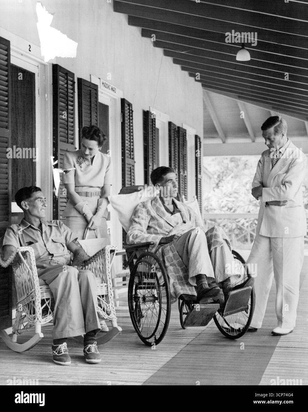 A des milliers de kilomètres de la scène d'action, deux marins de KED à Last Find Peace and Comfort.son Altesse Royale le Gouverneur et la Duchesse de Windsor visitent Roy Widdicombe et Robert Tapscott, survit du S.S. torpillé 'angle Saxon' à l'hôpital général des Bahamas à Nassau. Son Altesse Royale et la duchesse s'intéressaient toutes deux aux expériences de cheveux qui élèvent les ***** y compris soixante-dix jours à la dérive dans un bateau ouvert, vingt-cinq ***** Couvert, vingt-huit jours sans nourriture, huit jours ***** l'eau et l'observation de la terre mais cent milles de forme ***** De Columbus après traversée Banque D'Images