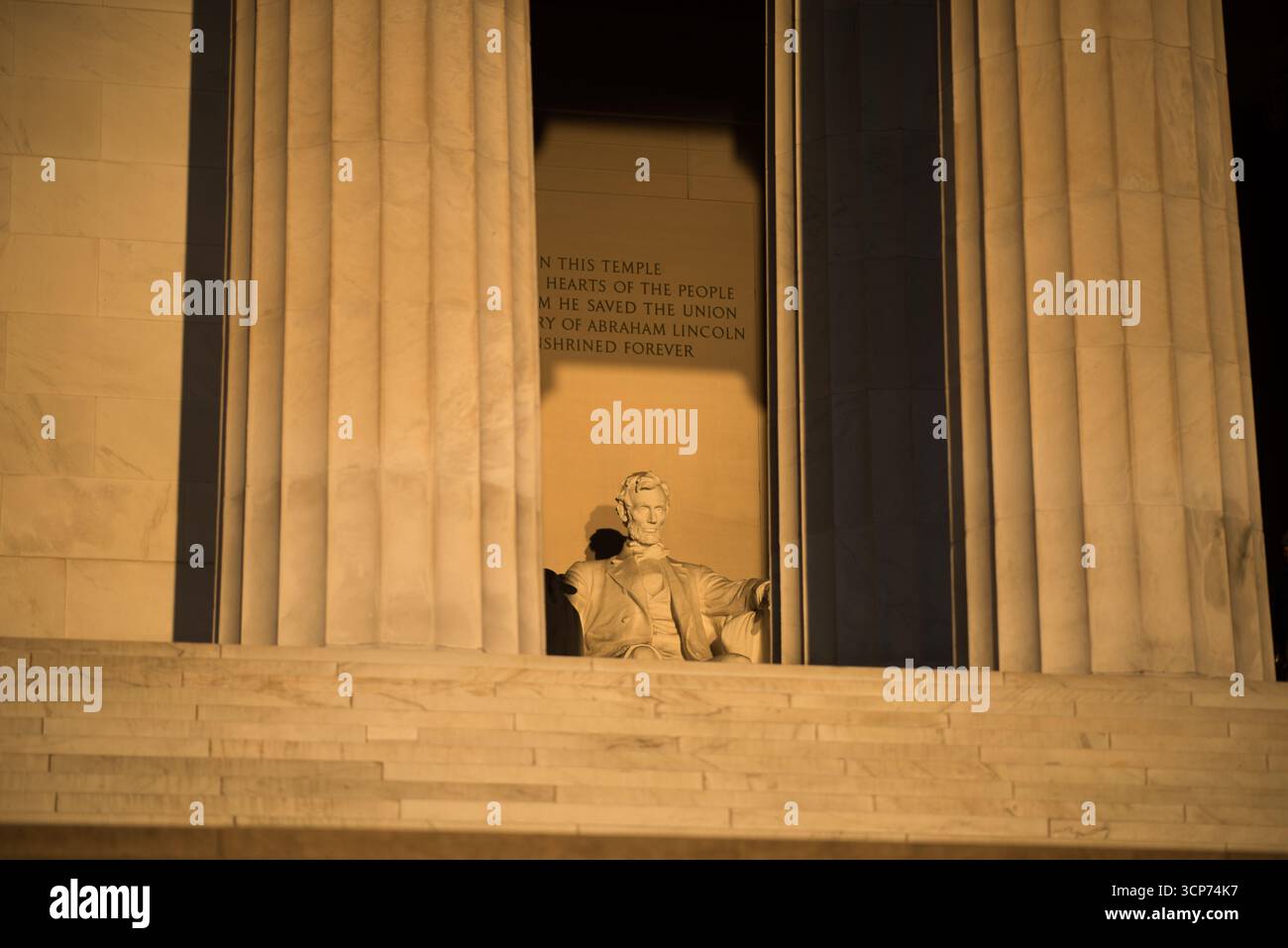 Lincoln Memorial Statue Washington DC // WASHINGTON DC — la statue en marbre d'Abraham Lincoln est visible dans le Lincoln Memorial, un monument néoclassique. Des inscriptions sur les murs intérieurs du mémorial honorent l'héritage de Lincoln. Le mémorial est situé à l'extrémité ouest du National Mall à Washington D.C. il a été conçu par l'architecte Henry Bacon et achevé en 1922. Le monument est un hommage au 16e président des États-Unis. Banque D'Images
