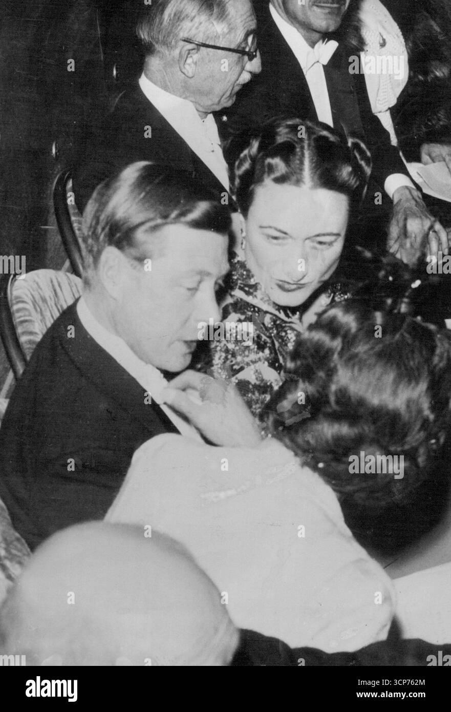 Duc et Duchesse de Windsor en première cinématographique à Paris le Duc et la Duchesse de Windsor en première cinématographique d'hier soir à Paris. Assis au premier plan à côté du duc peut être vu M. et Madame François-Pietri. M. François-Pietri est l'ancien ministre français. Le duc et la duchesse de Windsor ont assisté à la première du film de Bernard shaw 'Pygmalion' au théâtre Biarritz champs Flysees à Paris hier soir, le 09 mars. 24 juin 1939. (Photo de l'Associated Press) Banque D'Images