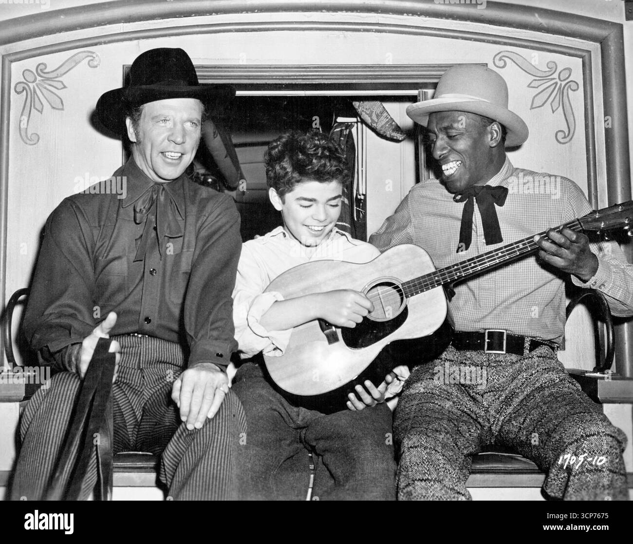 'Meet me at the Fair' -- 'Tad' Bayliss (Chet Allen), un orphelin de 13 ans confiné dans une maison de détention de 1904, se révolte aux mauvais traitements et au manque de nourriture et s'enfuit. En bas de la route, il est pris en charge par un spectacle de médecine à chariot unique dirigé par Dr Tilbee (Dan Dailey) et son assistant, Enoch (Scat Man Crothers). Touchés par l'histoire du garçon, ils lui donnent une vie et découvrent qu'il a une belle voix chantante.'Meet me at the Fair' est tiré du roman, 'les grands compagnons', de Gener Markey. 01 juillet 1953. Banque D'Images