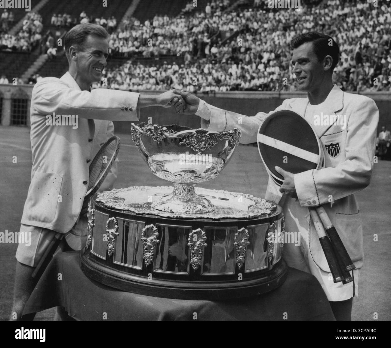 Les adversaires se serrent la main avant le match -- Billy Sidwell (à gauche) et Frank Frank Frank Parker, adversaires australiens et américains en ouverture de la Coupe Davis, serrent la main avant leur match au West Side Tennis Club, Forest Hills, New York, le 4 septembre. Parker a gagné en sets consécutifs dans son match en simple avec Sidwell, 6-4, 6-4, 6-4, 6-4. 11 janvier 1949. (Photo d'Associated Press photo). Banque D'Images