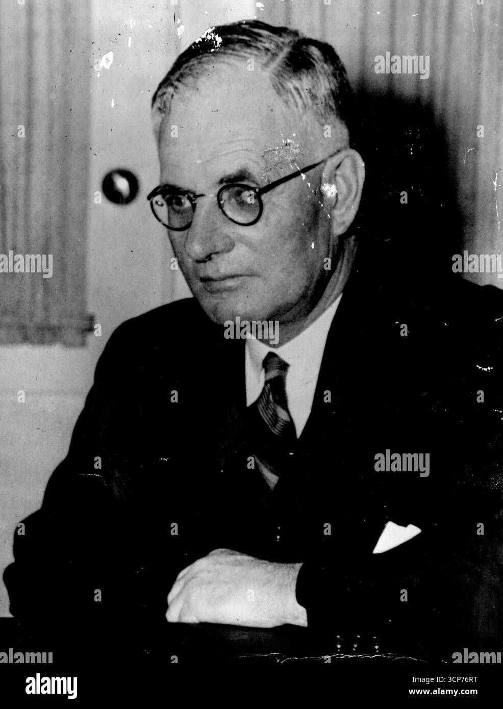 Le premier ministre australien parle des pertes japonaises dans le Sud PacificAu une conférence de presse à Washington, capitale des États-Unis John Curtin, premier ministre australien, parle des pertes infligées aux Japonais par les États-Unis et d'autres forces alliées dans le Pacifique Sud. Il a estimé les pertes ennemies dans la seule région du Pacifique Sud-Ouest à 100 000 à 115 000 soldats, 140 à 17 navires de guerre 200 à 270 navires marchands Washington en route pour Londres, en Angleterre, pour assister à une conférence des premiers ministres du Commonwealth britannique des Nations. 26 mai 1944. (Photo par Morning Papers). Banque D'Images