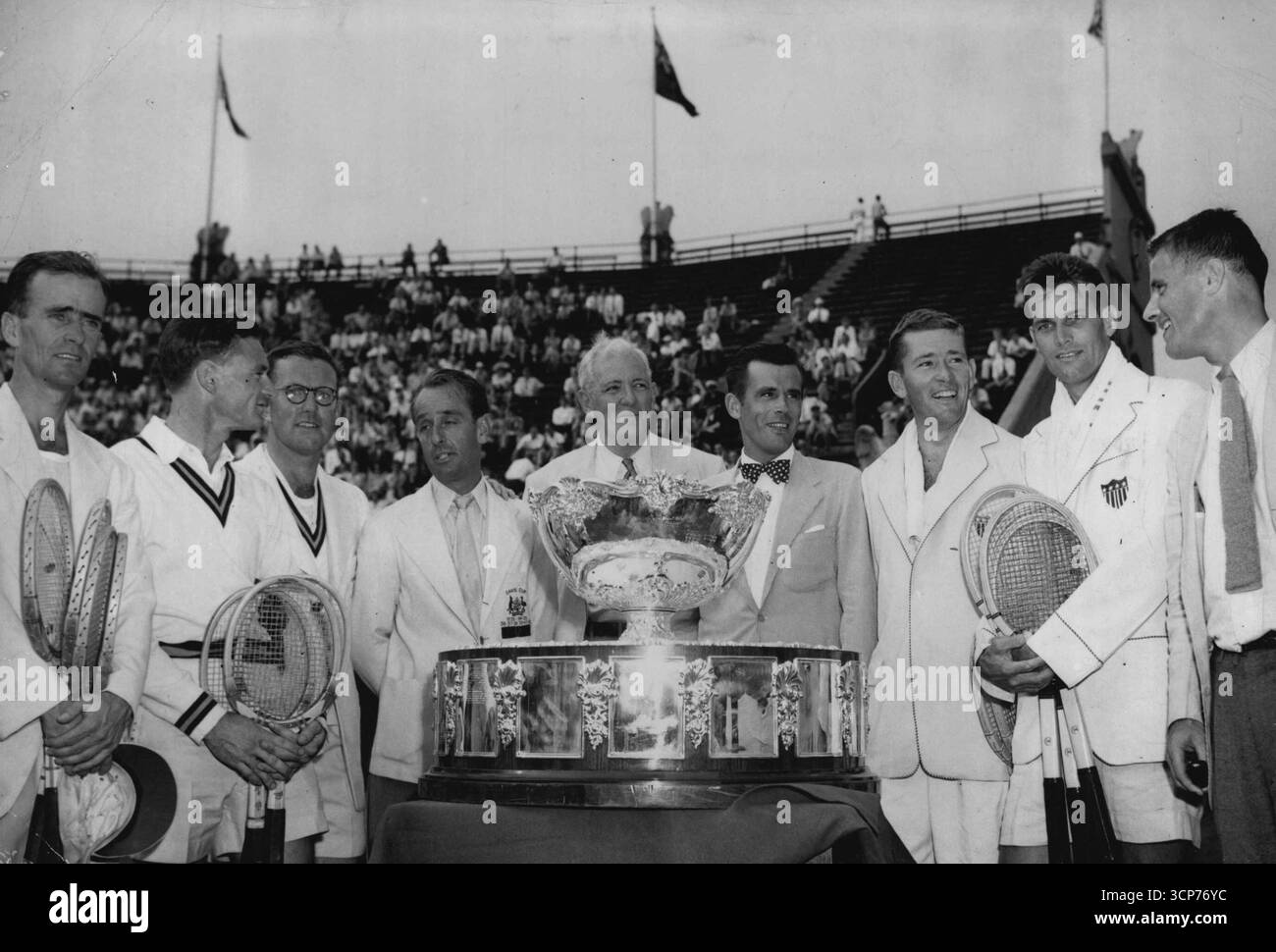 Équipes américaines et australiennes autour de la Coupe Davis -- les joueurs américains et australiens de la Coupe Davis se réunissent autour du grand Bowl brillant au West Side Tennis club, Forest Hills, New York, le 5 septembre, après que l'équipe américaine a remporté la Coupe en battant les Australiens en double, 8-6, 9-7, 2-6, 7-5. La veille, le 4 septembre, les Américains remportaient les premiers matchs en simple. De gauche à droite : Billy Sidwell, Geoff Brown, Colin long et Adrian Quist des Aussies, Alrick H. Man, capitaine non joueur de l'équipe américaine, Frank Parker, Billy Talbert, Gardnar Mulloy et Ted Schroeder de l'équipe américaine. 21 septembre 1948. ( Banque D'Images