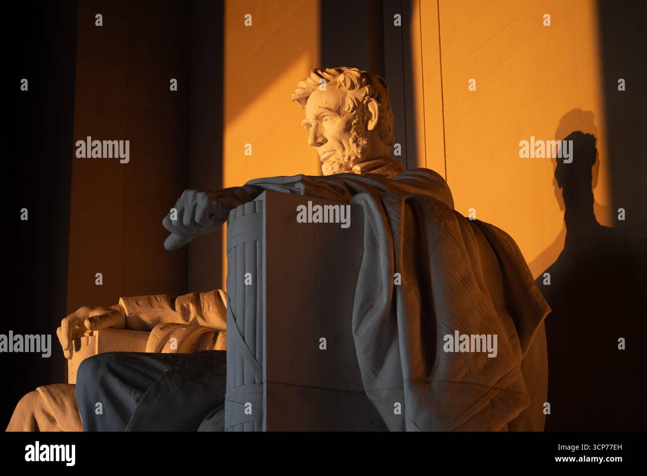 Lincoln Memorial Statue Sunrise Washington DC // WASHINGTON DC — le lever du soleil illumine la statue en marbre d'Abraham Lincoln au Lincoln Memorial le 29 mars 2024. Cet effet d'éclairage naturel, qui ne se produit qu'à des moments précis de l'année, projette une lueur chaude directement sur la sculpture. Le phénomène est lié à l'équinoxe vernal, lorsque le soleil se lève directement à l'est. Les matins clairs suivant l'équinoxe, la lumière du soleil pénètre dans la salle principale du mémorial, mettant en valeur la statue. Le Lincoln Memorial est un monument national important situé à l'extrémité ouest du National Mall. Banque D'Images