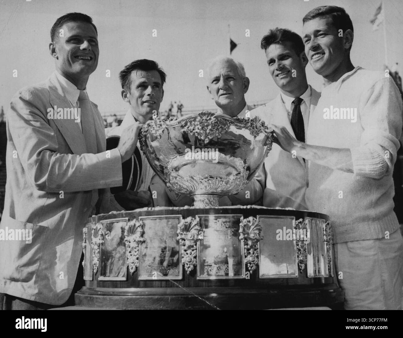 L'équipe américaine se réunit autour de la Coupe Davis les joueurs de la Coupe Davis américaine se rassemblent autour du célèbre trophée de tennis avec leur capitaine non joueur, Alrick H. Man (au centre) au West Side Tennis Club, Forest Hills, New York, le 6 septembre. Les joueurs américains ont défendu avec succès leur possession de la Coupe en battant l'équipe australienne, cinq matchs contre aucun. De gauche à droite : Ted Schroeder, Frank Parker, Man, Gardnar Mulloy et Billy ***** . 6 septembre 1951. Photo de presse associée). Banque D'Images