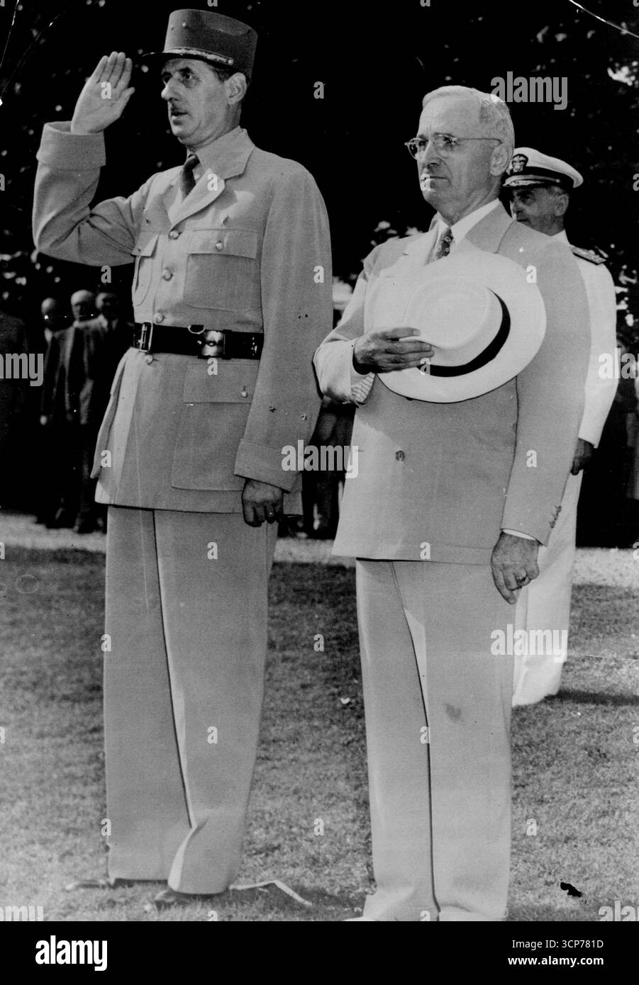 Les présidents français et américain sur la pelouse du manoir exécutif américain -- le général Charles de Gaulle (à gauche), président du gouvernement provisoire français et le président américain Harry S. Truman (à droite, portant des lunettes) saluent les hymnes nationaux de leur pays respectif joués sur la pelouse de la Maison Blanche, le manoir exécutif à Washington, capitale américaine, le 22 août 1945. La cérémonie a eu lieu peu après l'arrivée du général de Gaulle à Washington pour une visite d'État de trois jours avec le président Truman. 13 septembre 1945. (Photo de U.S. information Service Picture). Banque D'Images