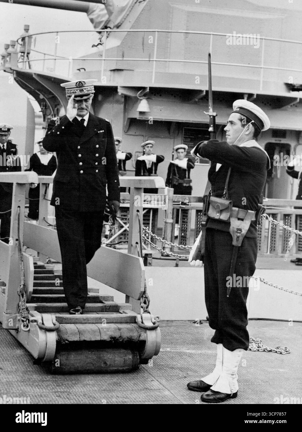 Visite de courtoisie à Portsmouth Dockyard par les Français ***** Destroyer 'Vlota' qui assistera à la revue royale à Weymouth.Admiral Darlan, commandant de la Volta débarquant. 8 août 1939. (Photo de Sport & General Press Agency, Limited). Banque D'Images