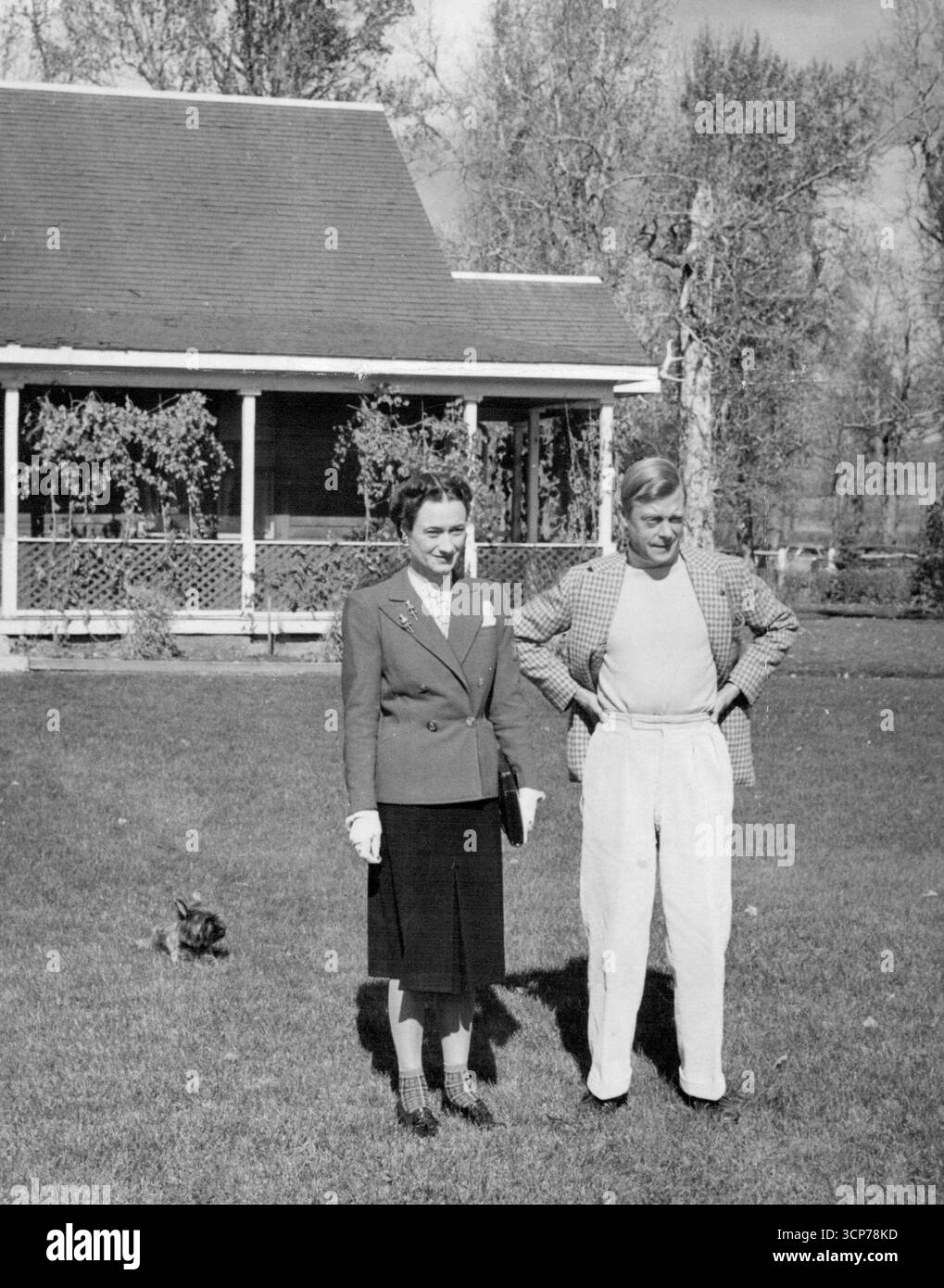 Les Windsors pour une diffusion.le duc et la duchesse de Windsor passent Des vacances dans leur Ranch près de Calgary, Alberta, Canada promenez-vous sur leurs terrains avec leurs fidèles.Terrier traînant derrière. 6 octobre 1941. (Photo par photo de presse associée). Banque D'Images