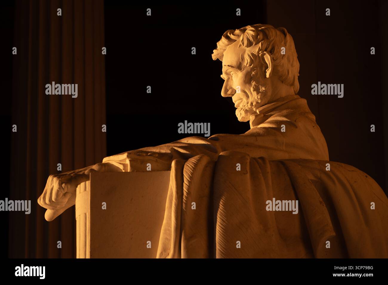 Lincoln Memorial Statue Abraham Lincoln Washington DC // WASHINGTON DC — la statue en marbre assise d'Abraham Lincoln, sculptée par Daniel Chester French, est illuminée dans le Lincoln Memorial. Ce monument emblématique, situé sur le National Mall, est un hommage au 16e président des États-Unis. La statue elle-même est sculptée dans le marbre blanc de Géorgie et mesure 5,79 mètres de haut. Le mémorial a été conçu par l'architecte Henry Bacon et achevé en 1922. La statue fait face au bassin réfléchissant, symbolisant la contemplation de Lincoln de la nation. Banque D'Images
