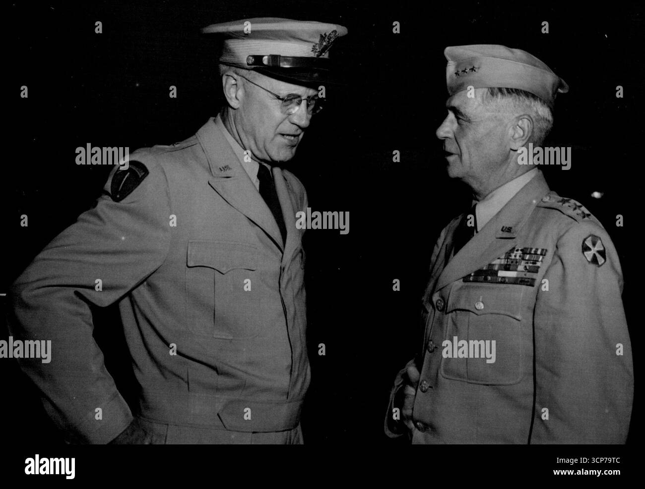 Arrivée au Japon -- Lieutenant Gen. John B. Coulter (à droite), ancien adjoint CG. La huitième armée américaine est accueillie par le brigadier général Bryan Milburn, chef d'état-major adjoint G-1, GHQ FEC, à son arrivée à Haneda Air base, Tokyo, Japon. 9 septembre 1951. (Photo du Cpl Robert J. Dangel, photo de l'armée américaine) Banque D'Images