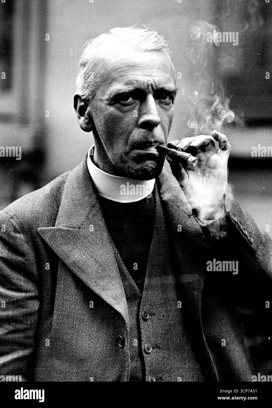 Le révérend Harold Davidson, recteur de Stiffkey -- vu profiter d'un cigare dans le jardin de sa maison de Londres tôt ce matin 20 mai. L'étrange cas du révérend Harold Davidson le 'Padre de la prostituée' est amené devant le public à nouveau. 20 mai 1932. (Photo de la Press Association Ltd.) Banque D'Images