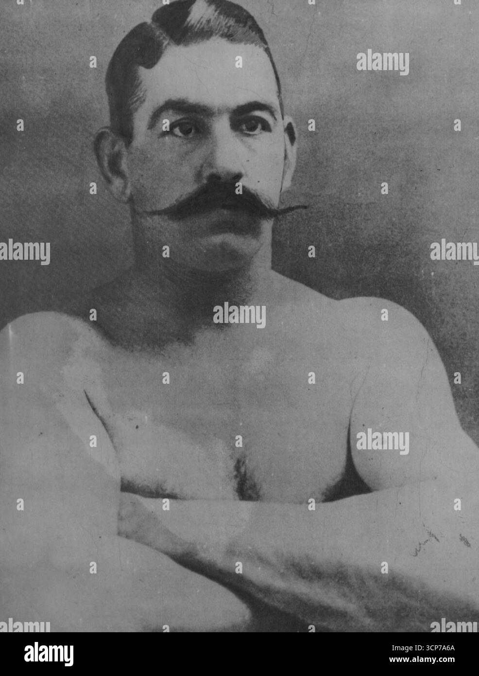 Personne n'a jamais rompu l'entraînement aussi décisif que John L. l'a fait. Après le match de Kilrain ***** il ne s'est pas battu à nouveau pendant trois ans et pendant ce temps il est allé au pot, physiquement ***** John L. Sullivan, premier champion du monde sous les règles du marquis de Queensberry, « je peux lécher n'importe quel homme dans le monde » était sa revendication et pendant des années c'était vrai. Superbement rapide, il a eu un coup de poing formidable mais finalement haute vie et J. J. Corbett l'a battu. 05 avril 1950. Banque D'Images