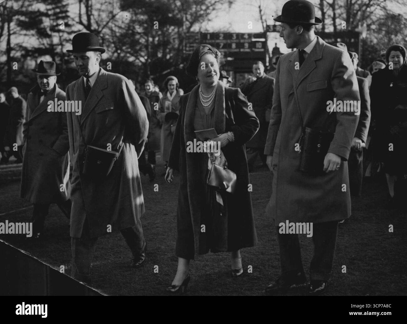 La reine mère voit son cheval : la reine Elizabeth la reine mère sera le comte de Lewes (à droite) et son entraîneur, Peter Cazalet (à gauche), aux courses de Sandown Park ce jour-là (samedi) la reine mère a vu son cheval, M'as-tu-vu, courir dans la douce course de mai Memor Steeple. Il n'était pas placé. 16 janvier 1954. Banque D'Images