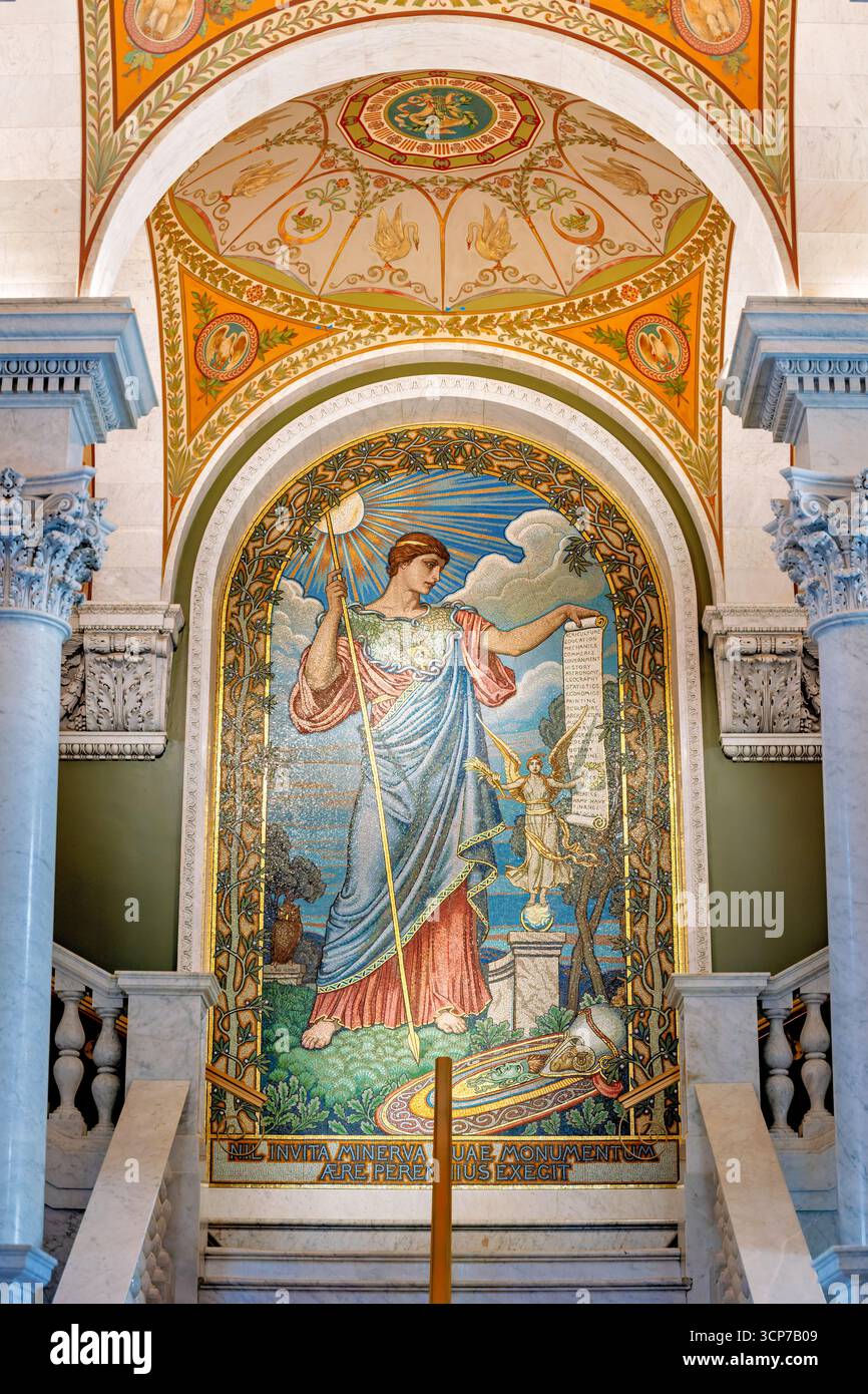 Minerva Mosaic Library of Congress Washington DC // WASHINGTON DC — la mosaïque de Minerva, créée par l'artiste Elihu Vedder, est un élément important de la Bibliothèque du Congrès, représentant Minerva, la déesse romaine de la sagesse et protectrice de la civilisation. La mosaïque dépeint Minerve sous son aspect de Minerve de la paix, avec son armure partiellement enlevée, tenant un rouleau listant divers domaines d'apprentissage. Visibles dans l'œuvre sont des symboles tels que la petite figure de Nike, déesse de la victoire, debout sur un globe, et un hibou près du genou de Minerva, représentant la sagesse. La mosaïque, installée dans le buildin Banque D'Images