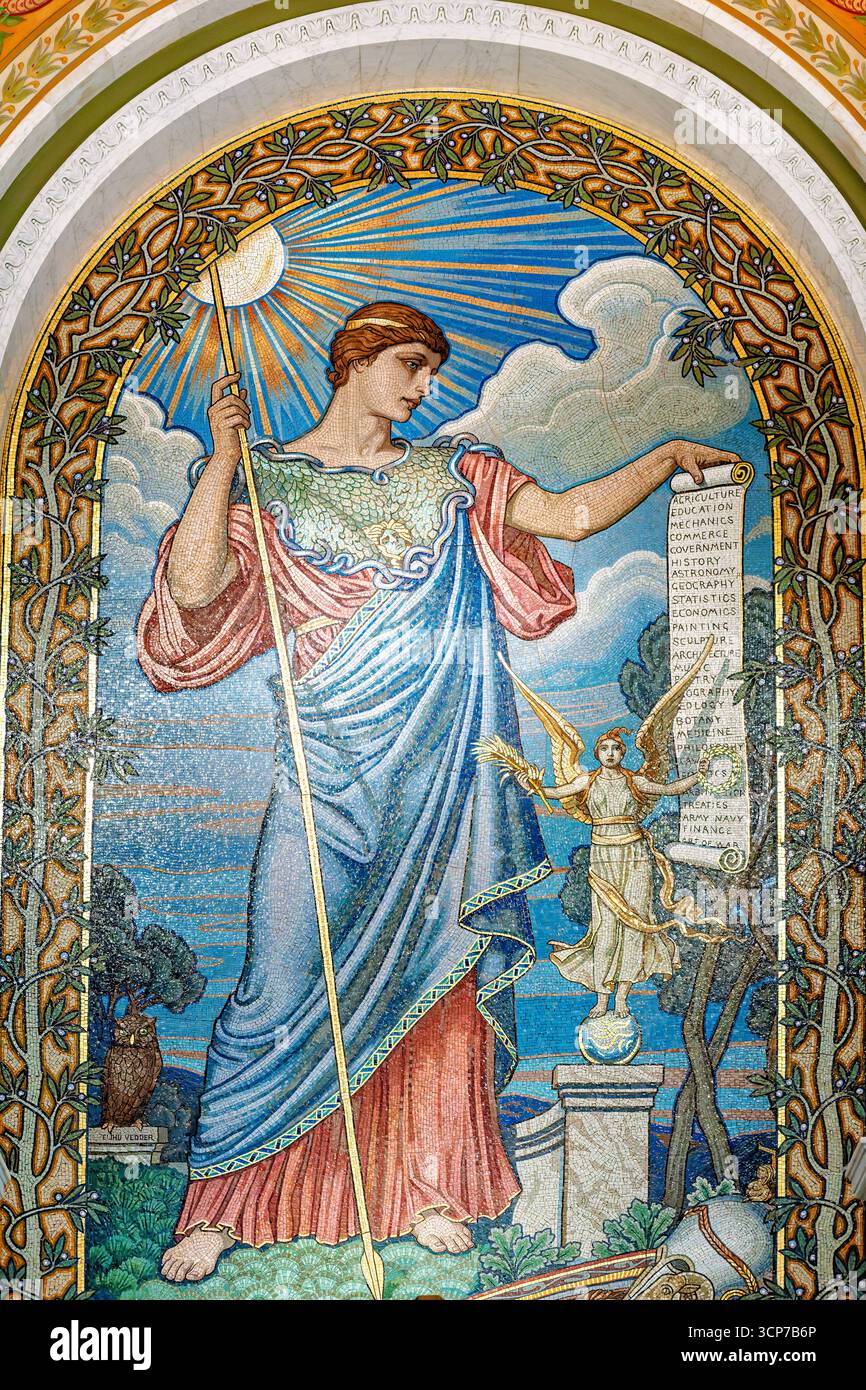 Minerva Mosaic Library of Congress Washington DC // WASHINGTON DC — Une mosaïque de marbre vibrante représente Minerva, la déesse romaine de la sagesse et protectrice de la civilisation, dans la Bibliothèque du Congrès. Créé par l'artiste Elihu Vedder, ce portrait montre Minerva de la paix avec son armure partiellement enlevée, tenant un rouleau listant les domaines d'apprentissage. La mosaïque présente également la petite figure de Nike, déesse de la victoire, debout sur un globe et tenant une couronne de laurier et une branche de palmier. Un hibou, symbolisant la sagesse, repose sur le genou droit de Minerva. Le défilement répertorie des sujets tels que Agriculture, Education, moi Banque D'Images