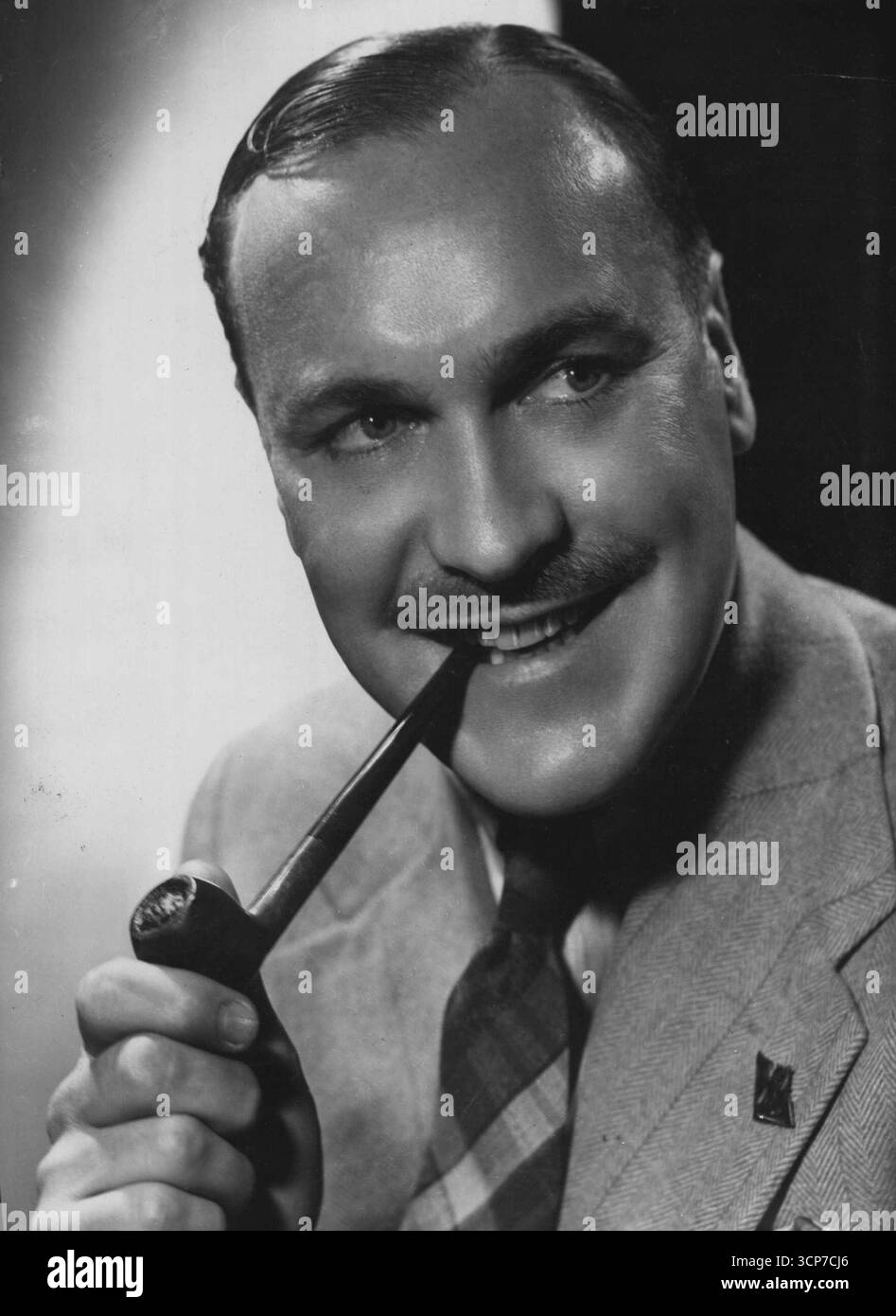 Douglas Channell A.B.C Compere de 'Man in the Street', diffusé le lundi à midi de 2BL, a récemment reçu la croix militaire pour In the Crete Campaign. Il a été P.O.W pendant quatre ans. Doug. Aussi Comperes 'Jim Gussey Presents' à 8-30 heures le mardi, de 2FC, et A.B.C Hit Parade le mercredi à **** De 2FC. 16 octobre 1947. Banque D'Images