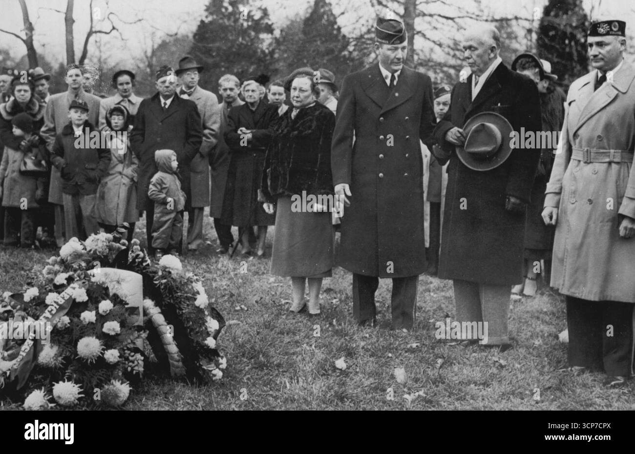 Marshall visite la tombe de Pershing - le général George C. Marshall (deuxième à partir de la droite), secrétaire à la Défense, rend hommage à la mémoire du général John J. Pershing lors d'une visite du jour de l'armistice à la tombe du chef de la première Guerre mondiale dans le cimetière national d'Arlington aujourd'hui. Erle Cocke, Jr. De Dawson, Ga, commandant national de la Légion américaine, tient le bras de Marshall. MRS Willis C. Reed, président auxiliaire de la Légion, est aux côtés de Cocke Unidentified. 11 novembre 1950. (Photo de AP Wirephoto). Banque D'Images