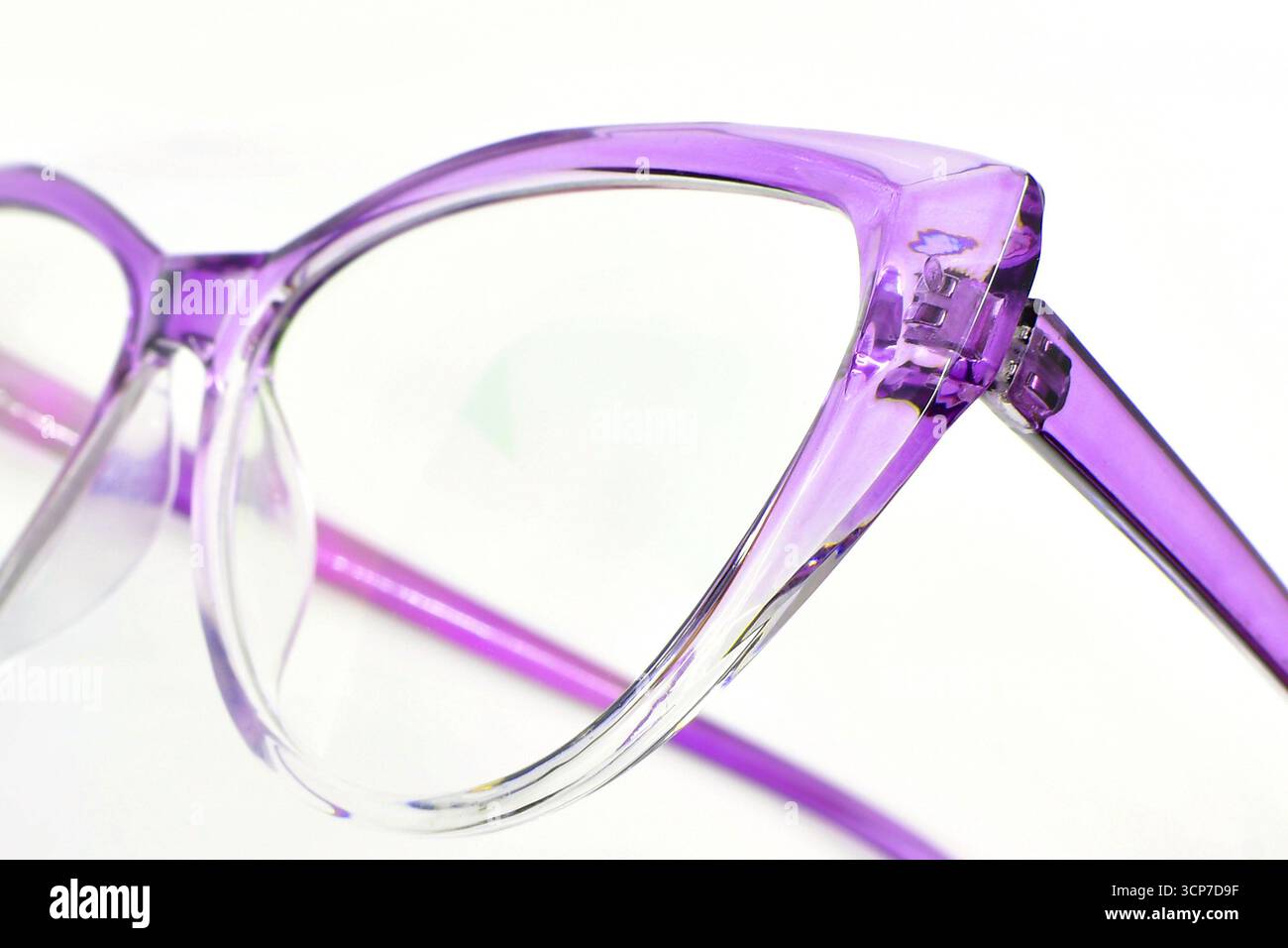 Vue rapprochée du côté d'une paire de lunettes pour femme avec une monture violette transparente. Personne. Banque D'Images